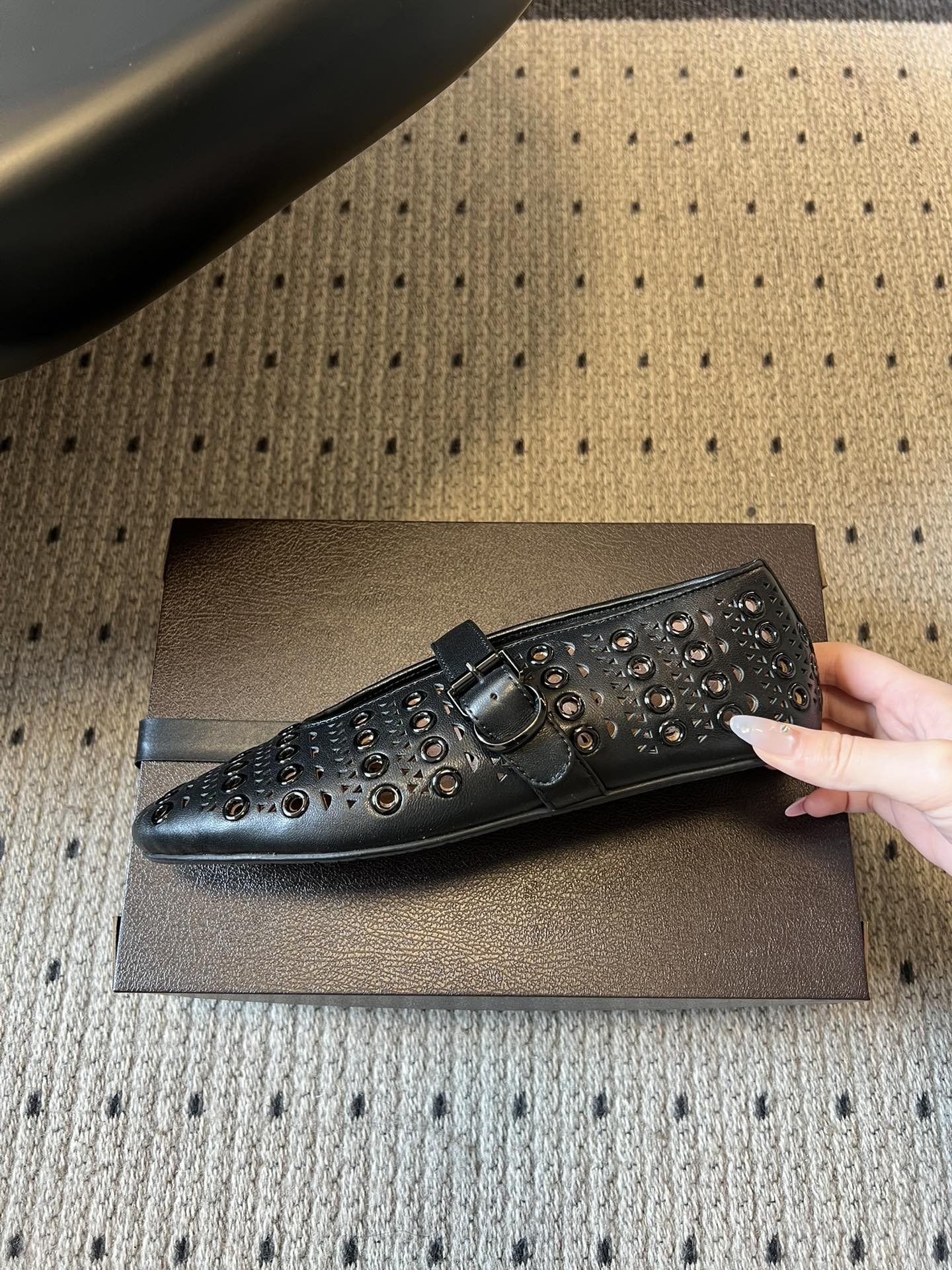 ALAÏ* 26ss 早春新款平底圆形镂空玛丽珍鞋单鞋鞋面采用镂空设计，形成密集的圆形孔洞纹理，兼具装饰