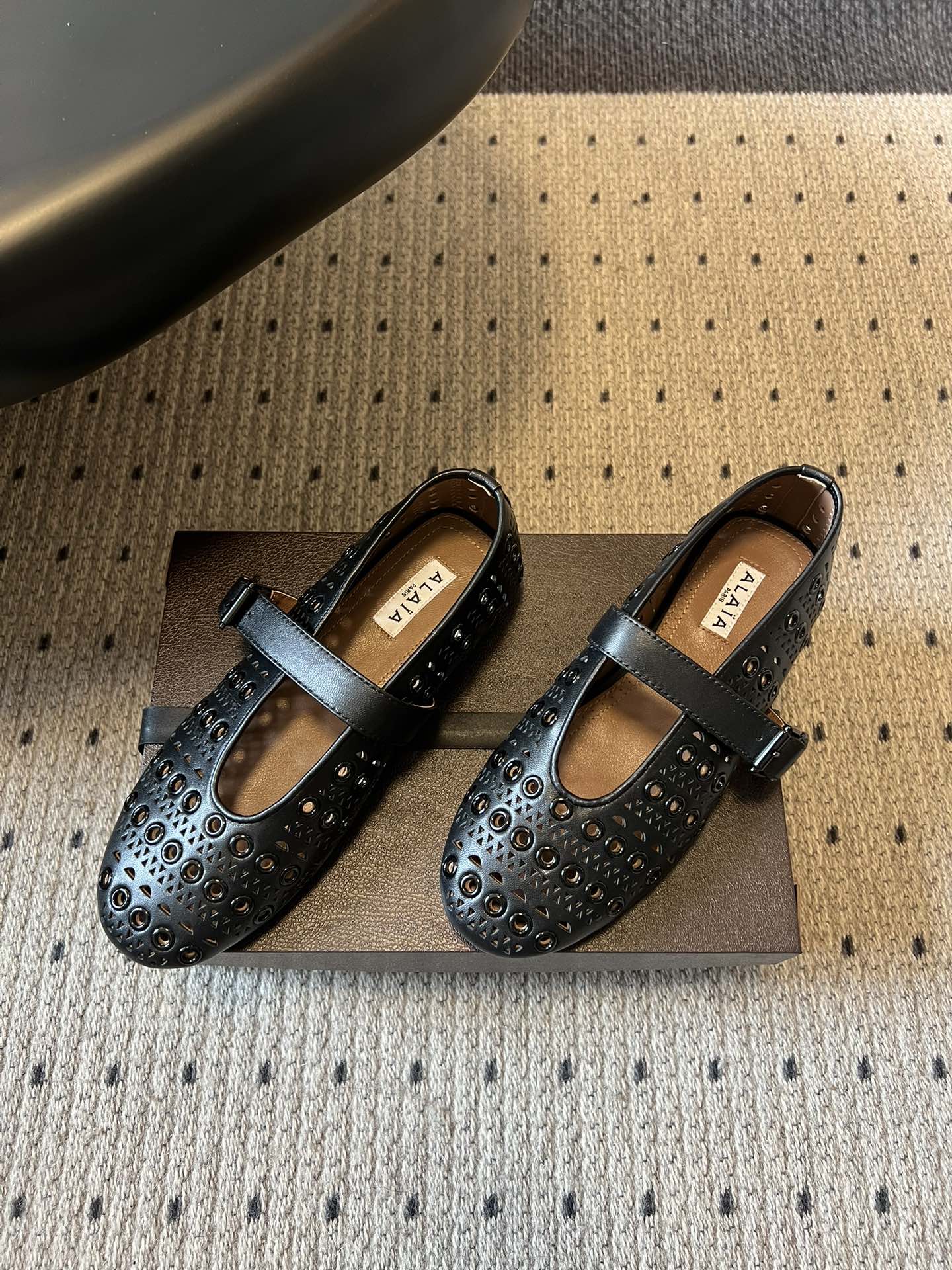 ALAÏ* 26ss 早春新款平底圆形镂空玛丽珍鞋单鞋鞋面采用镂空设计，形成密集的圆形孔洞纹理，兼具装饰