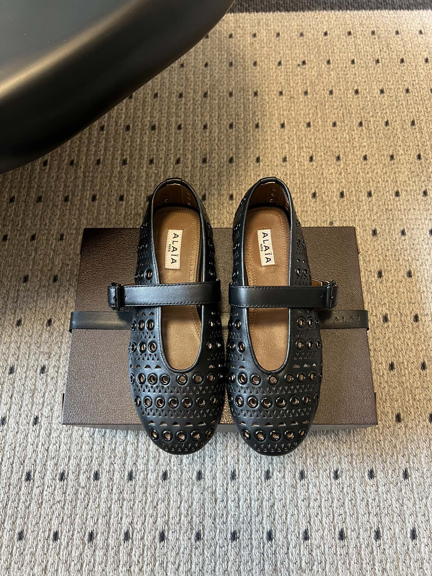 NO:725249,Metal hole hollow ALA* 26ss early spring new flat bottom round hollow Mary Jane shoes  The upper is hollowed out to form a dense circular hole texture, which is both decorative and breathable, making it a highly recognizable design element of ALAA. The arrangement and size of the hollow holes are precisely designed, and the edges are delicately processed, reflecting ALAA's exquisite level of leather craftsmanship. At the same time, the lines of the shoe body are simple and smooth, contrasting with the hollow details.  The overall fusion of French retro and modern simplicity, with hollow elements adding a sense of sophistication, Mary Jane shoes have a sweet and elegant temperament, suitable for casual and mature styles. Upper cow suede, lining sheepskin outsole original molded outsole increased by 2cm size 35-41 (customized sizes 40 and 41 are not returnable), ballet shoes, mary jane, sheepskin19860909金属孔 镂空 ALA* 26ss 早春新款平底圆形镂空玛丽珍鞋单鞋 鞋面采用镂空设计,形成密集的圆形孔洞纹理,兼具装饰性与透气性,是ALAA极具辨识度的设计元素.镂空孔洞的排列与大小经过精准设计,边缘处理细腻,体现ALAA在皮革工艺上的精湛水准,同时鞋身线条简约流畅,与镂空细节形成对比. 整体融合法式复古与现代简约,镂空元素增添精致感,玛丽珍鞋型自带甜美优雅气质,适配休闲与轻熟风穿搭. 鞋面牛反绒 内里羊皮 大底原版开模大底 增高2cm size35-41码（40、41码定制不退换）,芭蕾舞鞋,mary jane,sheepskin,Women's Shoes