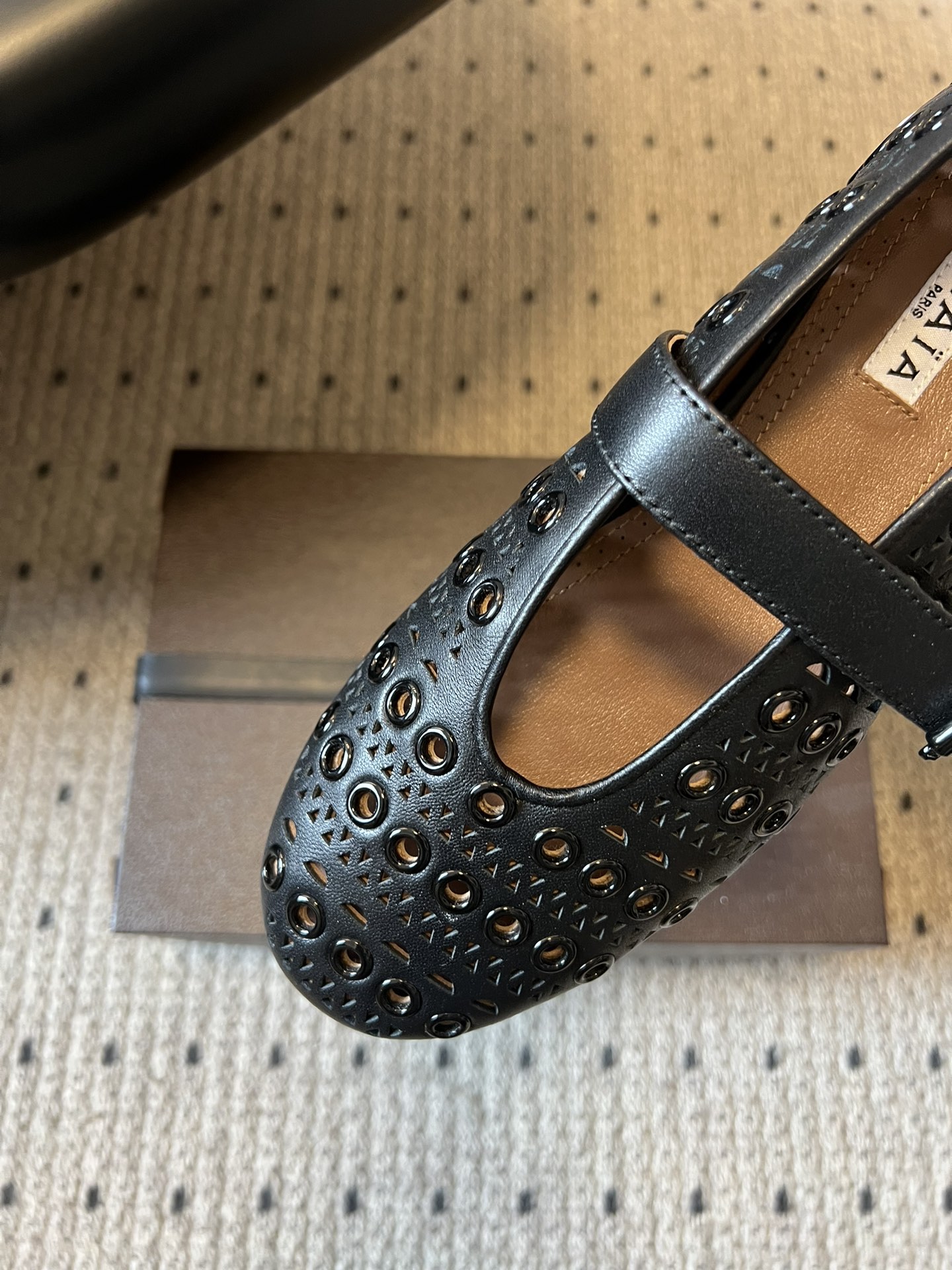 ALAÏ* 26ss 早春新款平底圆形镂空玛丽珍鞋单鞋鞋面采用镂空设计，形成密集的圆形孔洞纹理，兼具装饰