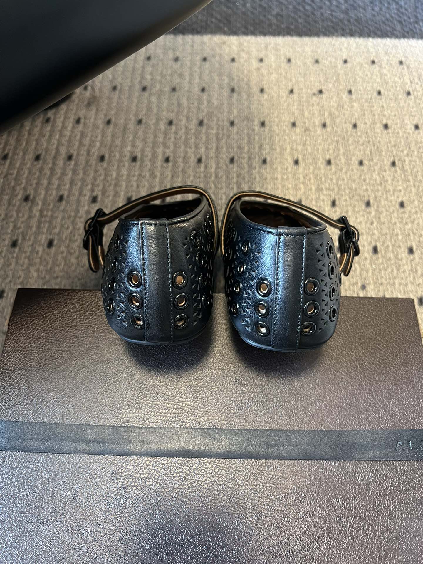 ALAÏ* 26ss 早春新款平底圆形镂空玛丽珍鞋单鞋鞋面采用镂空设计，形成密集的圆形孔洞纹理，兼具装饰