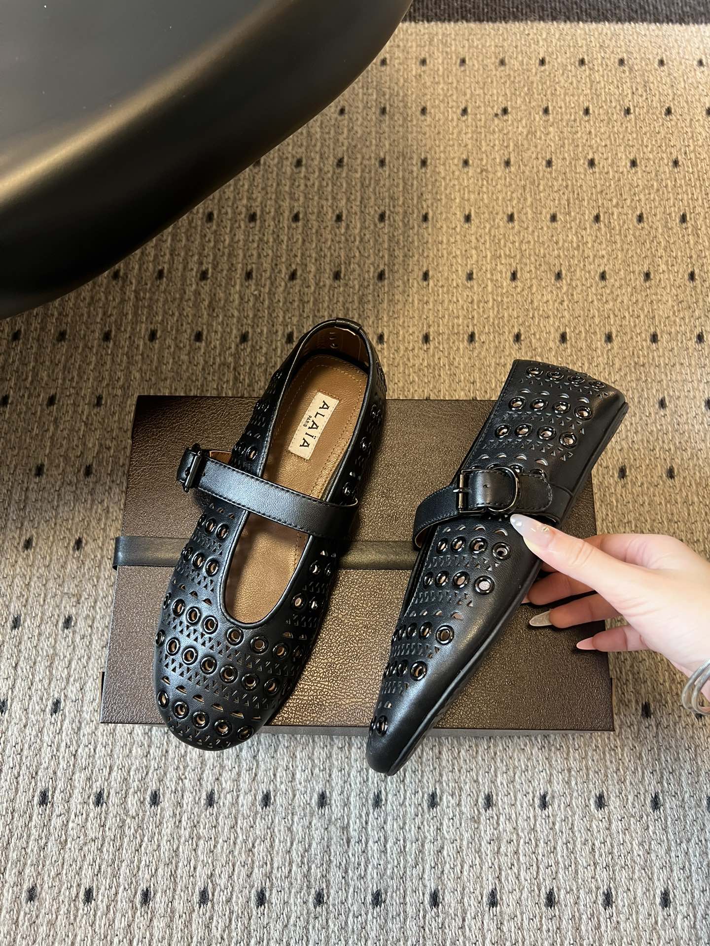 ALAÏ* 26ss 早春新款平底圆形镂空玛丽珍鞋单鞋鞋面采用镂空设计，形成密集的圆形孔洞纹理，兼具装饰