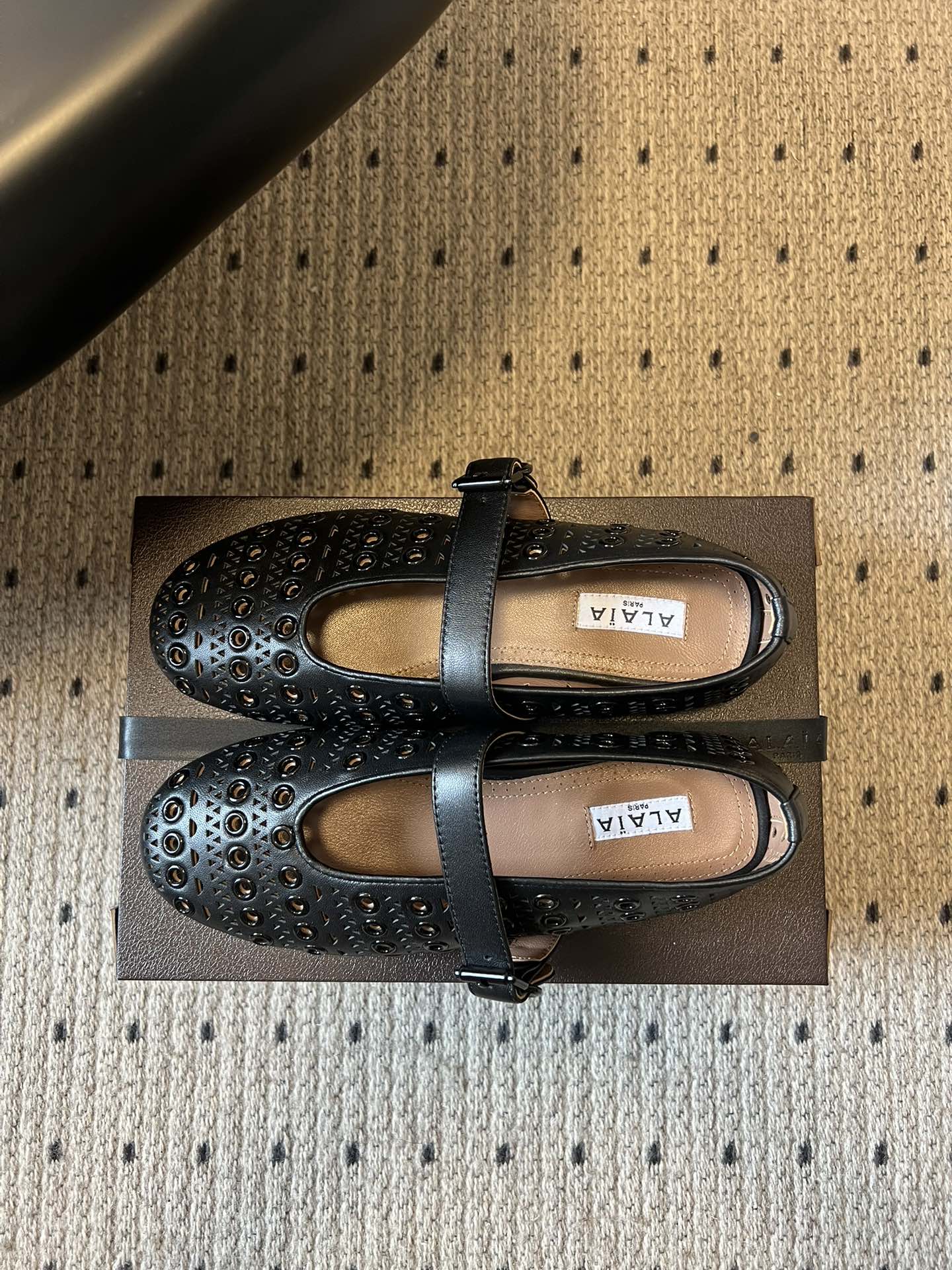 ALAÏ* 26ss 早春新款平底圆形镂空玛丽珍鞋单鞋鞋面采用镂空设计，形成密集的圆形孔洞纹理，兼具装饰