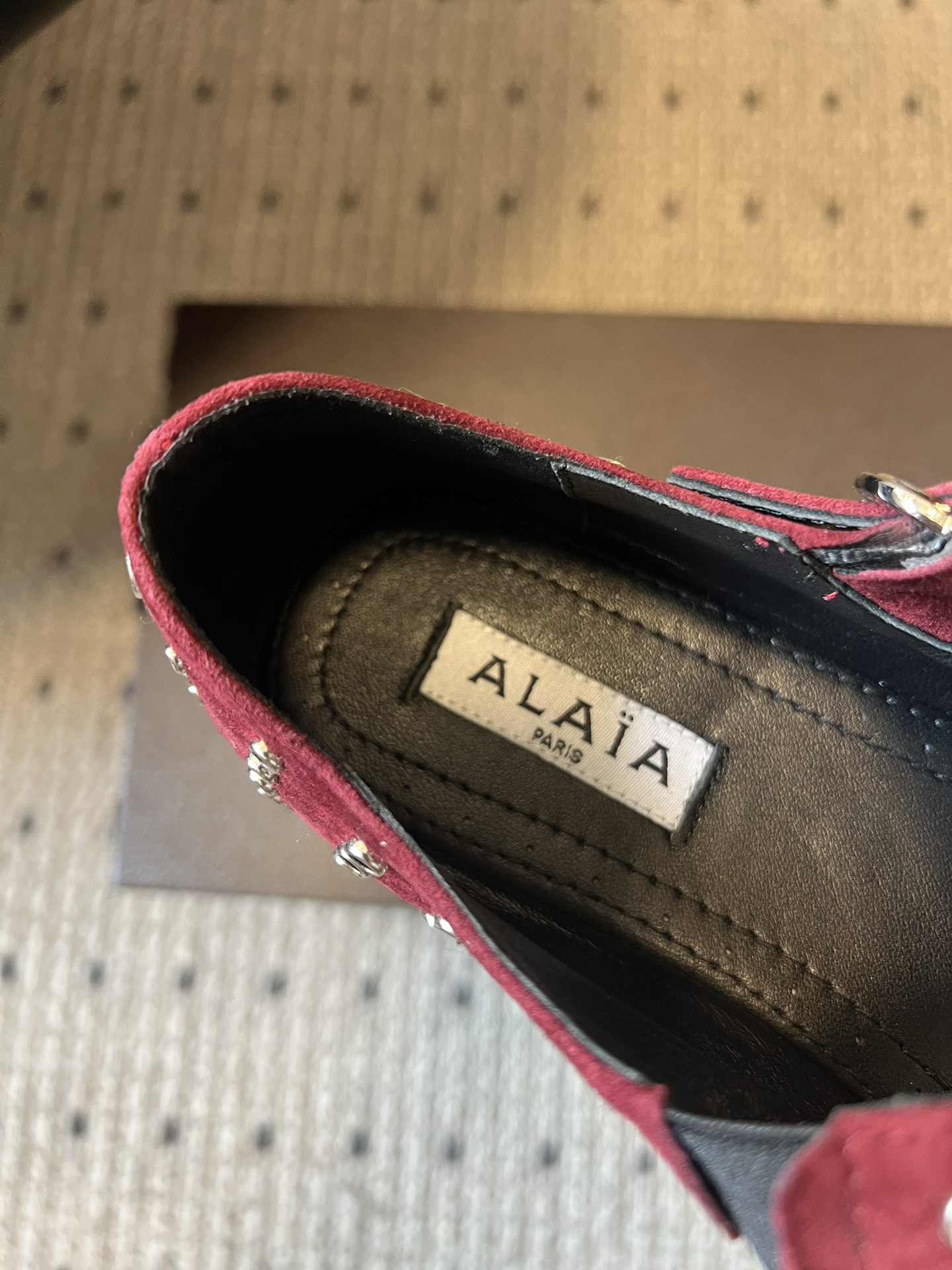 ALAÏ* 26ss 早春新款平底圆形镂空交叉绑带玛丽珍鞋单鞋鞋面采用镂空设计，形成密集的圆形孔洞纹理，