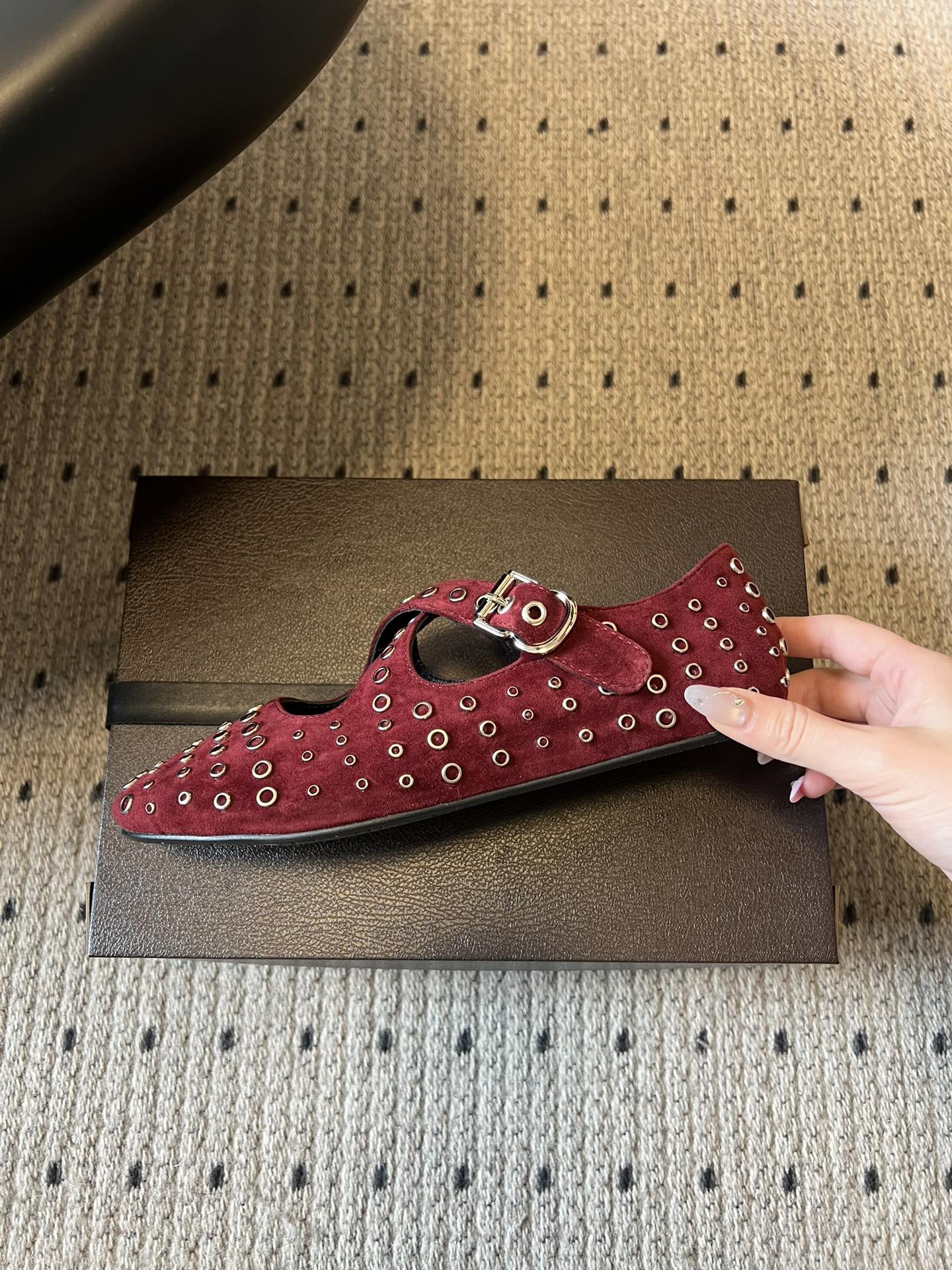 ALAÏ* 26ss 早春新款平底圆形镂空交叉绑带玛丽珍鞋单鞋鞋面采用镂空设计，形成密集的圆形孔洞纹理，