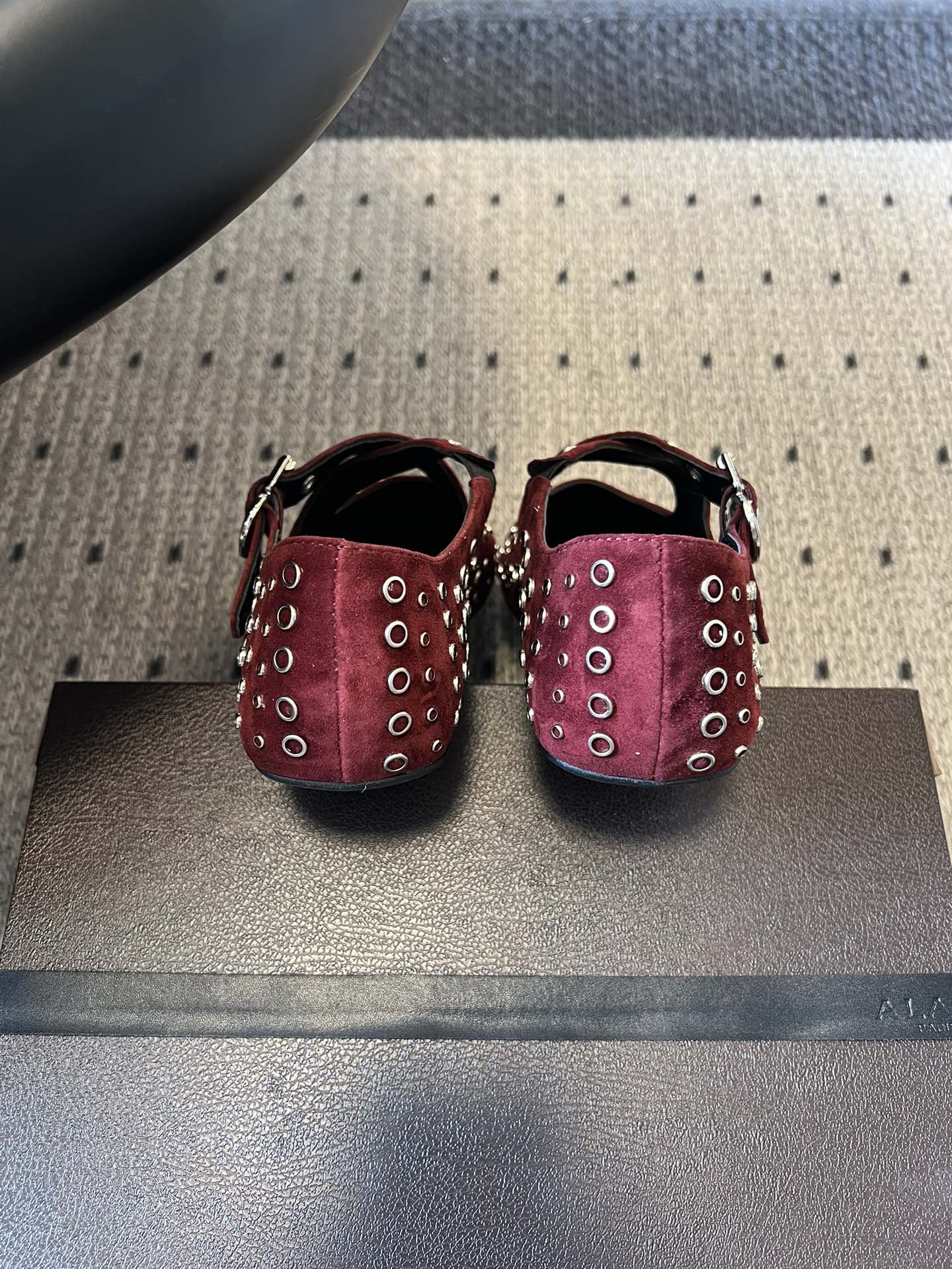 ALAÏ* 26ss 早春新款平底圆形镂空交叉绑带玛丽珍鞋单鞋鞋面采用镂空设计，形成密集的圆形孔洞纹理，