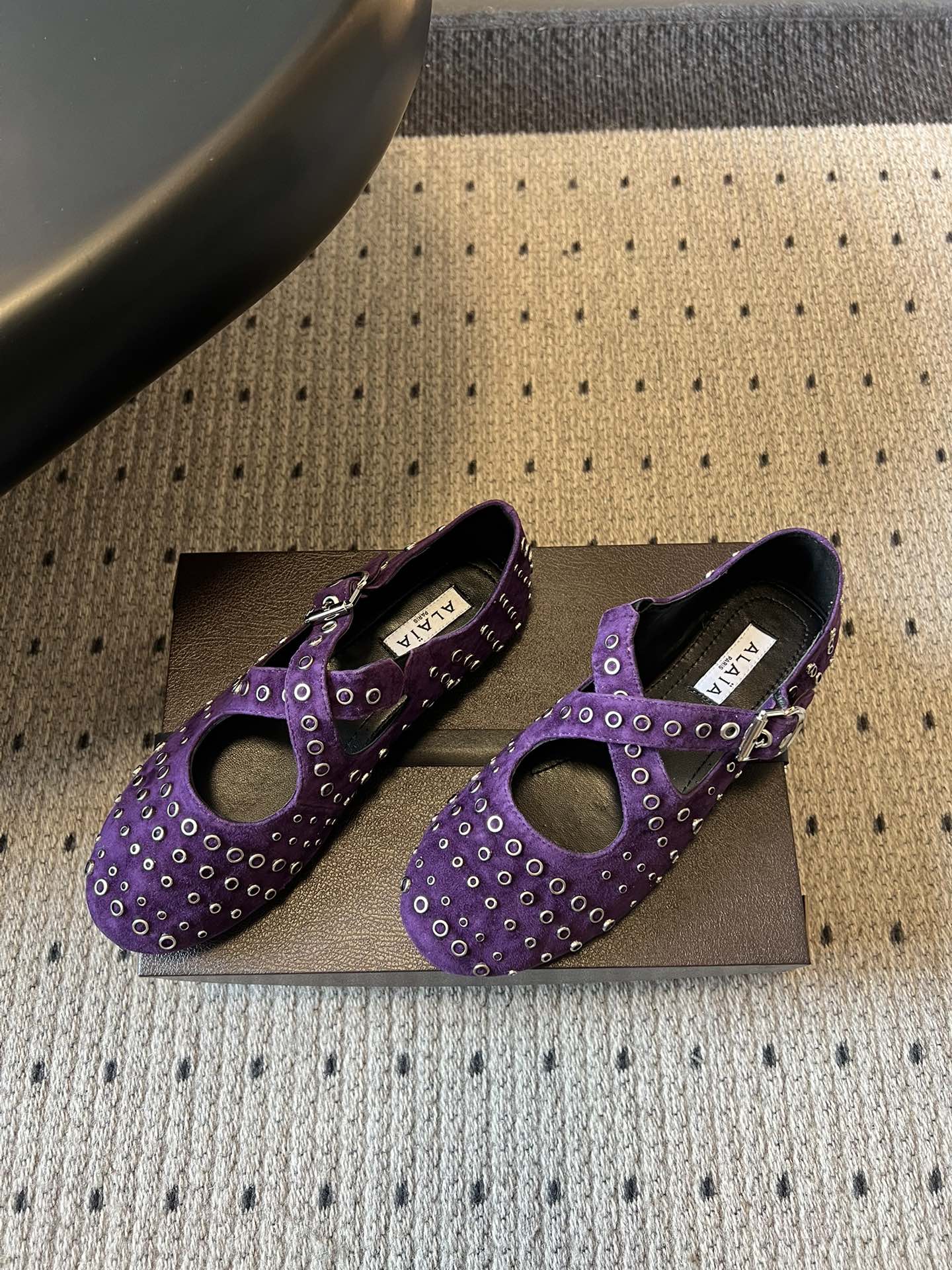 ALAÏ* 26ss 早春新款平底圆形镂空交叉绑带玛丽珍鞋单鞋鞋面采用镂空设计，形成密集的圆形孔洞纹理，