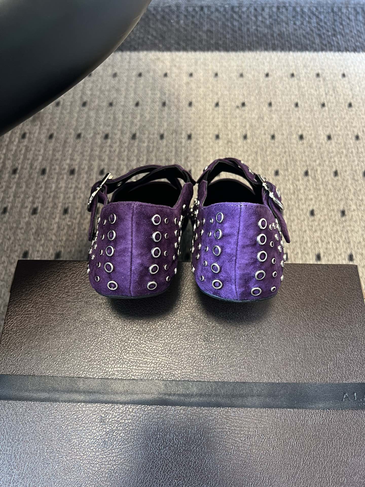 ALAÏ* 26ss 早春新款平底圆形镂空交叉绑带玛丽珍鞋单鞋鞋面采用镂空设计，形成密集的圆形孔洞纹理，