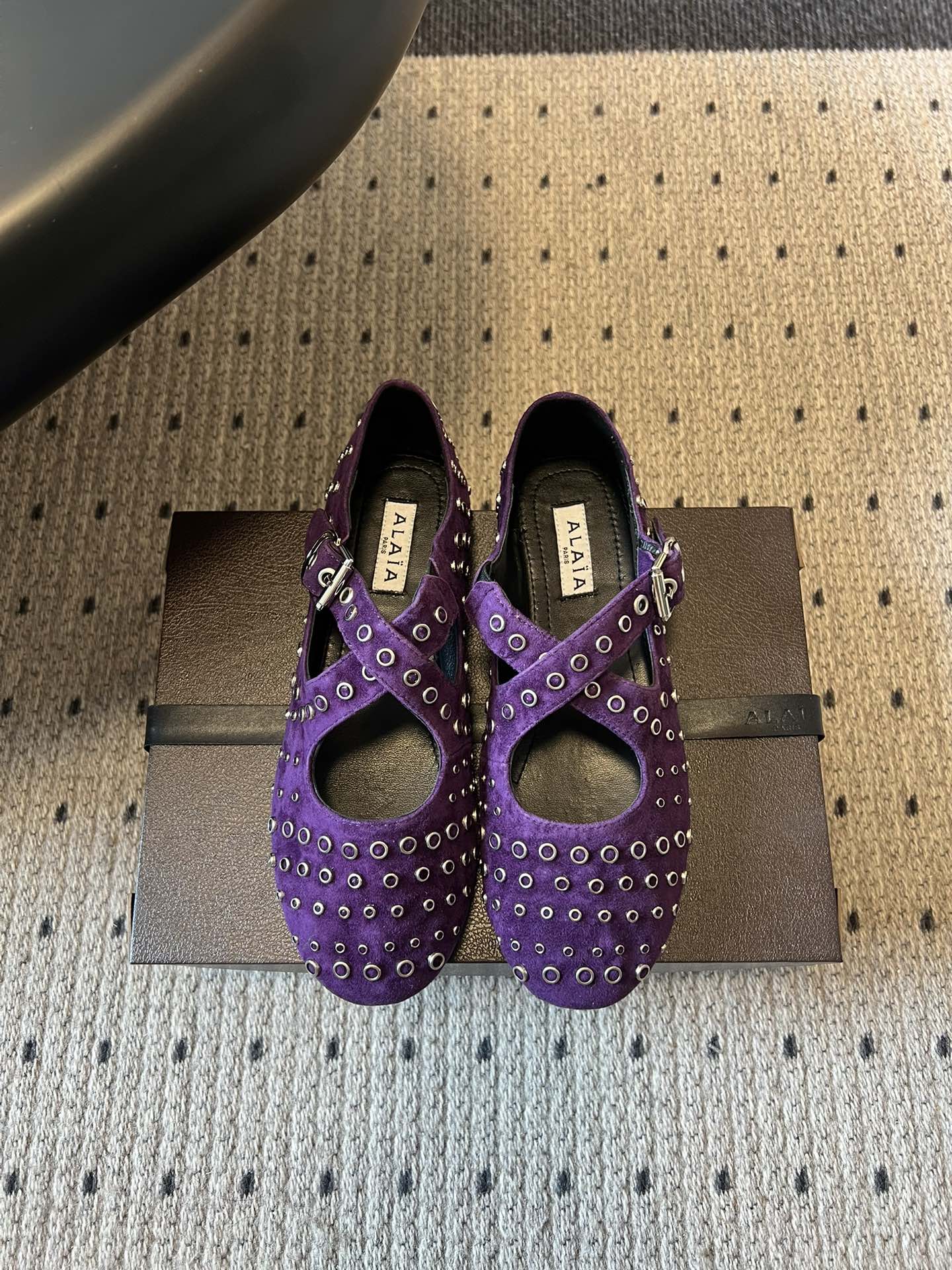 NO:725254,ALA* 26ss early spring new flat-soled round hollow cross-strap Mary Jane shoes. The upper adopts a hollow design to form a dense circular hole texture, which is both decorative and breathable. It is ALAA's most recognizable design element. The arrangement and size of the hollow holes are precisely designed and the edges are delicately processed, reflecting ALAA's exquisite level of leather craftsmanship. At the same time, the shoe body lines are simple and smooth, contrasting with the hollow details.  The overall fusion of French retro and modern simplicity, with hollow elements adding a sense of sophistication, Mary Jane shoes have a sweet and elegant temperament, suitable for casual and mature styles. Upper cow suede, lining sheepskin outsole original molded outsole increased by 2cm size 35-41 (customized sizes 40 and 41 are not returnable), ballet shoes, mary jane, sheepskin19860909ALA* 26ss 早春新款平底圆形镂空交叉绑带玛丽珍鞋单鞋 鞋面采用镂空设计,形成密集的圆形孔洞纹理,兼具装饰性与透气性,是ALAA极具辨识度的设计元素.镂空孔洞的排列与大小经过精准设计,边缘处理细腻,体现ALAA在皮革工艺上的精湛水准,同时鞋身线条简约流畅,与镂空细节形成对比. 整体融合法式复古与现代简约,镂空元素增添精致感,玛丽珍鞋型自带甜美优雅气质,适配休闲与轻熟风穿搭. 鞋面牛反绒 内里羊皮 大底原版开模大底 增高2cm size35-41码（40、41码定制不退换）,芭蕾舞鞋,mary jane,sheepskin,Women's Shoes