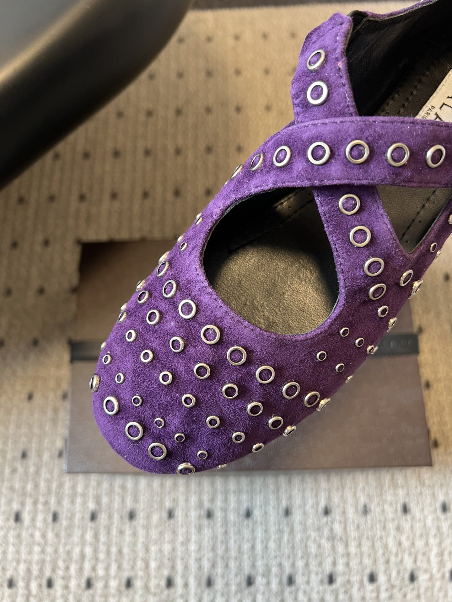 ALAÏ* 26ss 早春新款平底圆形镂空交叉绑带玛丽珍鞋单鞋鞋面采用镂空设计，形成密集的圆形孔洞纹理，