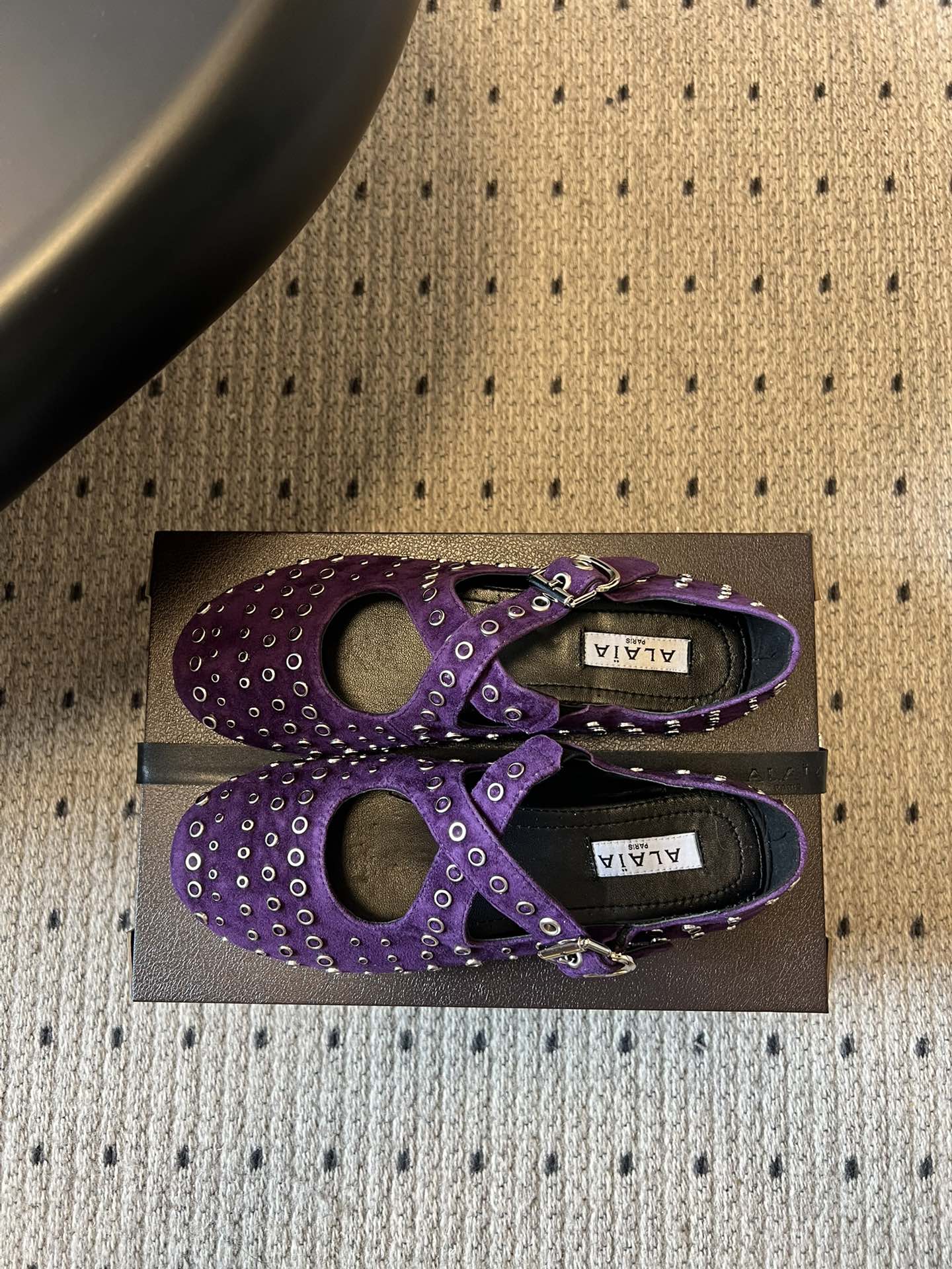 ALAÏ* 26ss 早春新款平底圆形镂空交叉绑带玛丽珍鞋单鞋鞋面采用镂空设计，形成密集的圆形孔洞纹理，