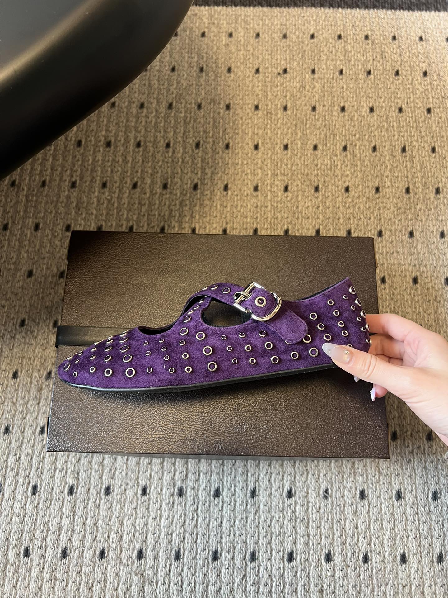 ALAÏ* 26ss 早春新款平底圆形镂空交叉绑带玛丽珍鞋单鞋鞋面采用镂空设计，形成密集的圆形孔洞纹理，