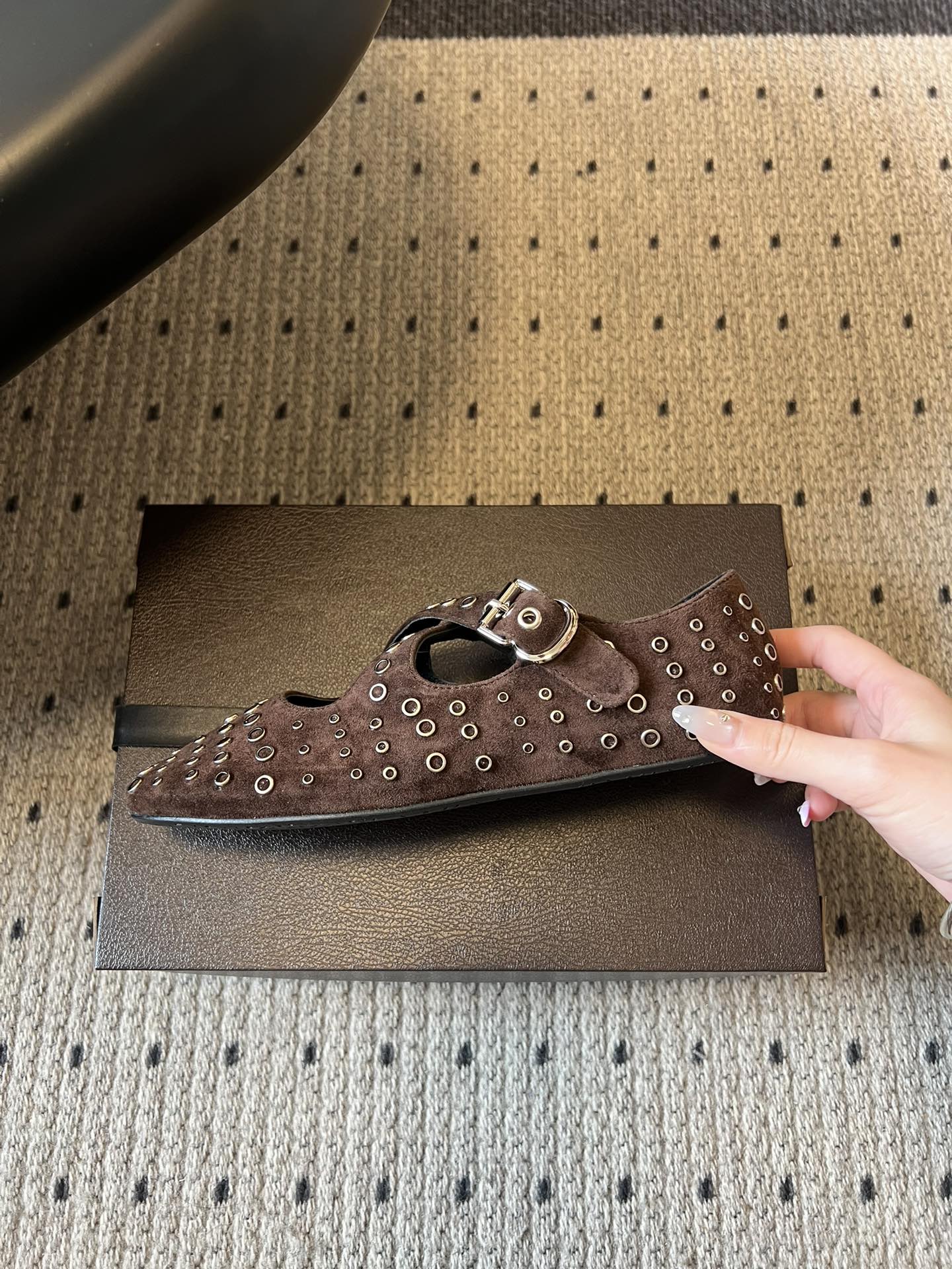 ALAÏ* 26ss 早春新款平底圆形镂空交叉绑带玛丽珍鞋单鞋鞋面采用镂空设计，形成密集的圆形孔洞纹理，