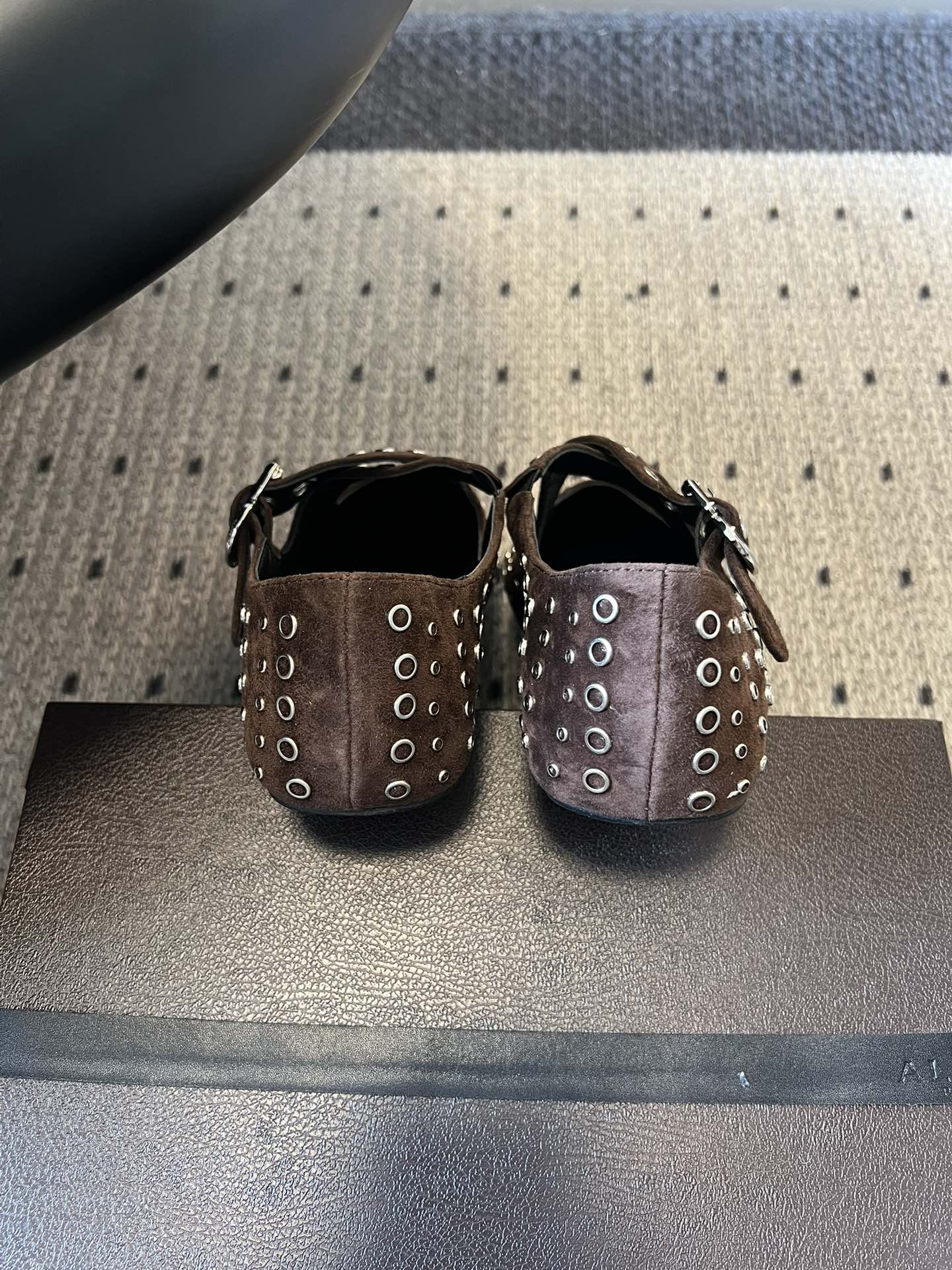 ALAÏ* 26ss 早春新款平底圆形镂空交叉绑带玛丽珍鞋单鞋鞋面采用镂空设计，形成密集的圆形孔洞纹理，