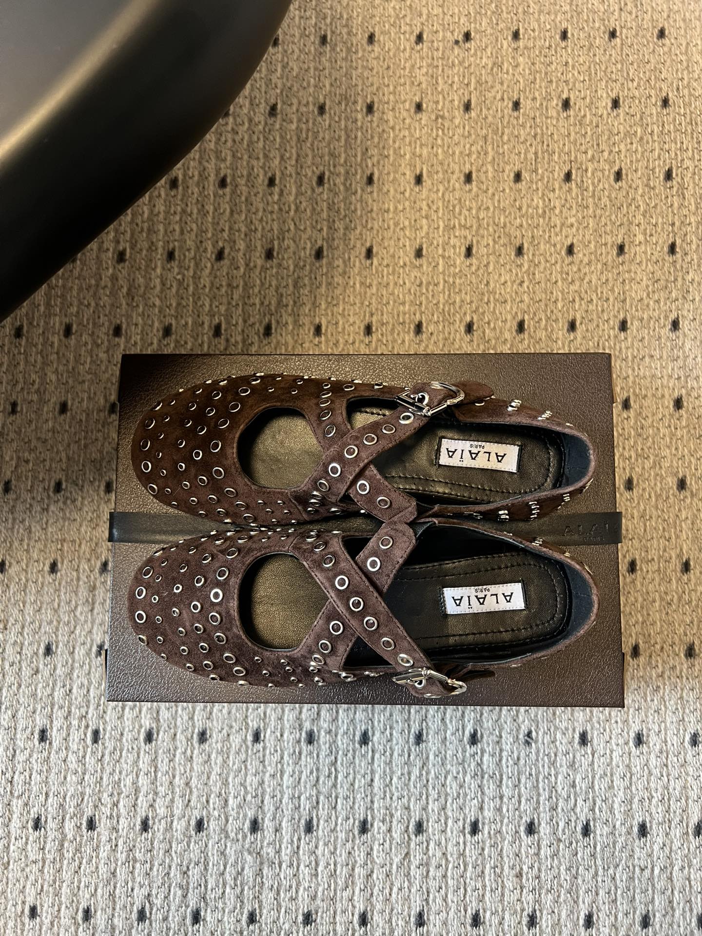 ALAÏ* 26ss 早春新款平底圆形镂空交叉绑带玛丽珍鞋单鞋鞋面采用镂空设计，形成密集的圆形孔洞纹理，