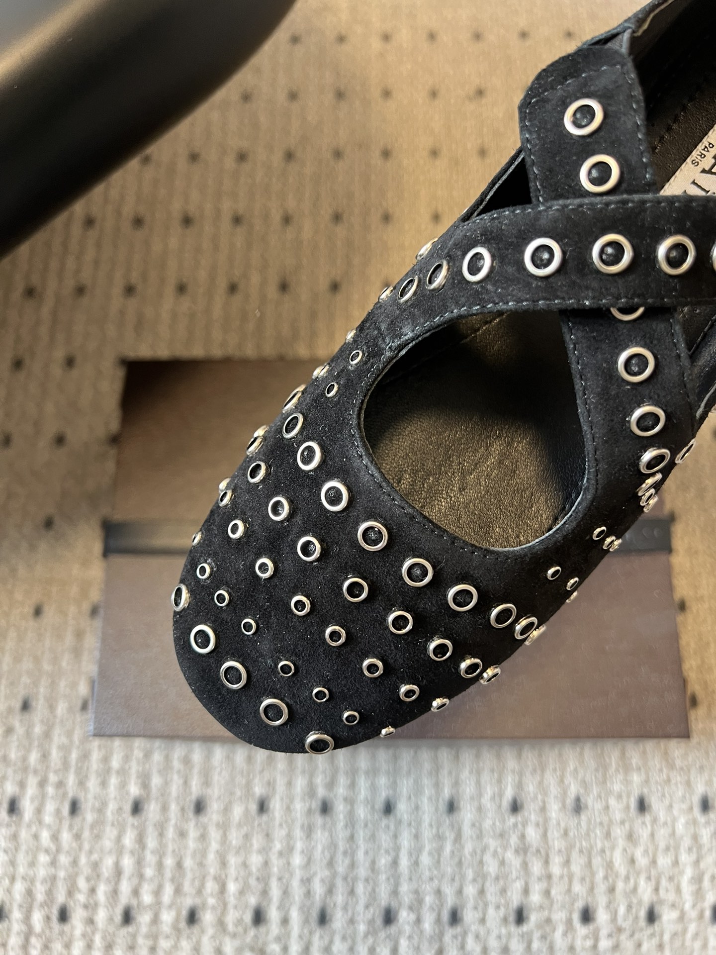 ALAÏ* 26ss 早春新款平底圆形镂空交叉绑带玛丽珍鞋单鞋鞋面采用镂空设计，形成密集的圆形孔洞纹理，