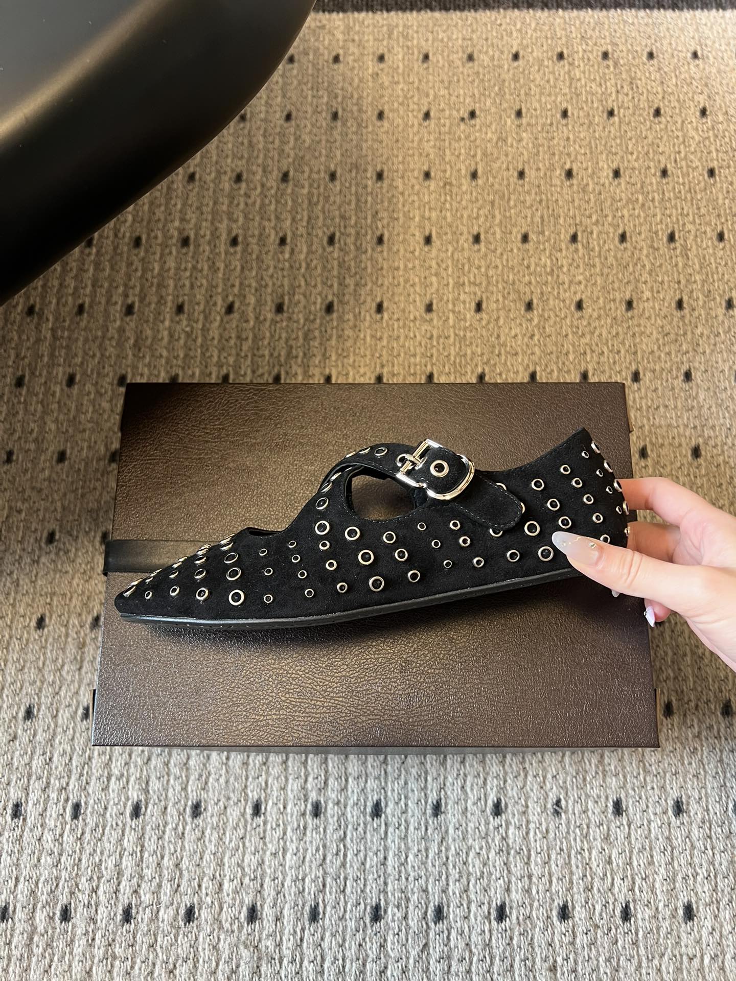 ALAÏ* 26ss 早春新款平底圆形镂空交叉绑带玛丽珍鞋单鞋鞋面采用镂空设计，形成密集的圆形孔洞纹理，