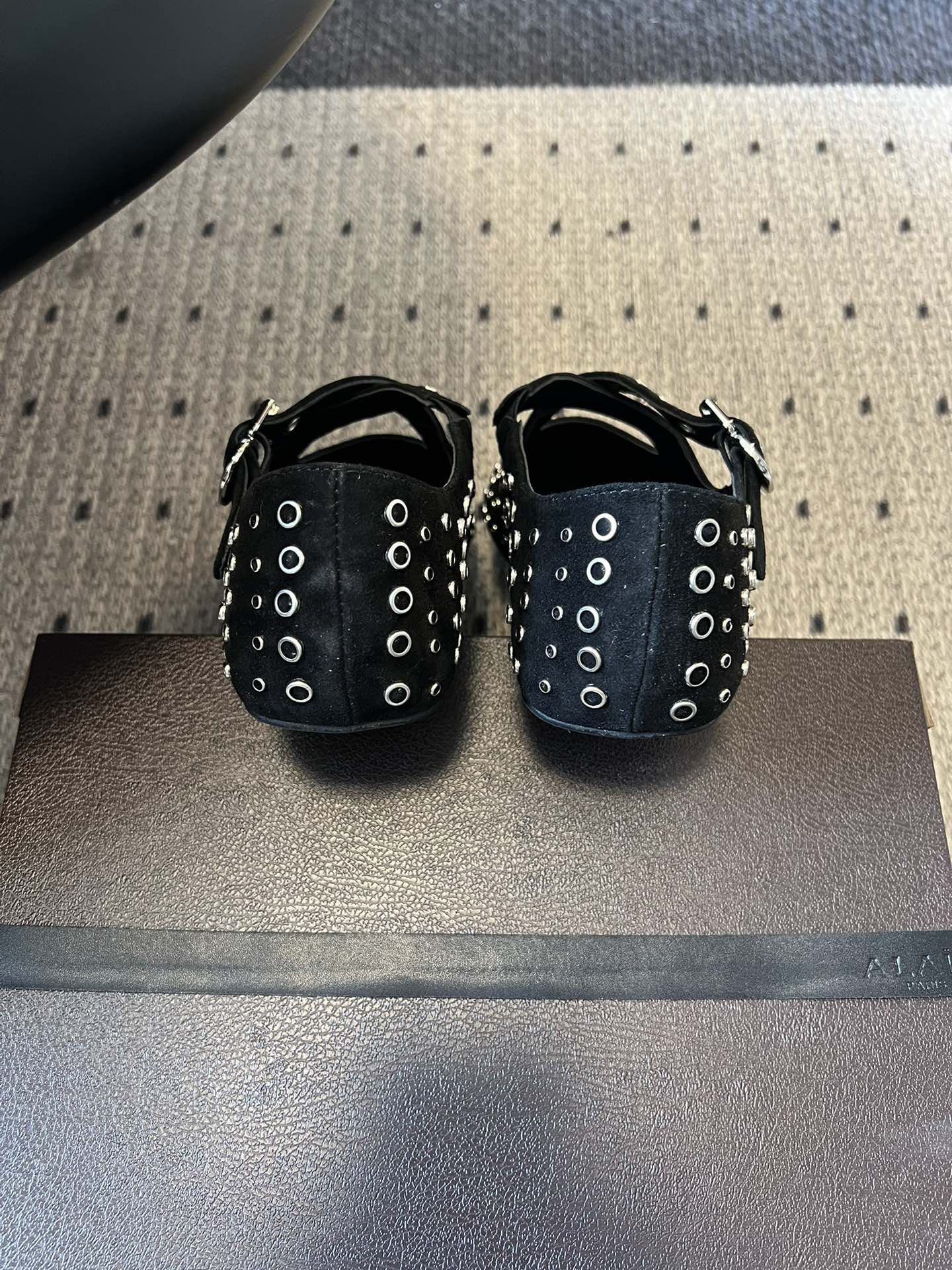 ALAÏ* 26ss 早春新款平底圆形镂空交叉绑带玛丽珍鞋单鞋鞋面采用镂空设计，形成密集的圆形孔洞纹理，