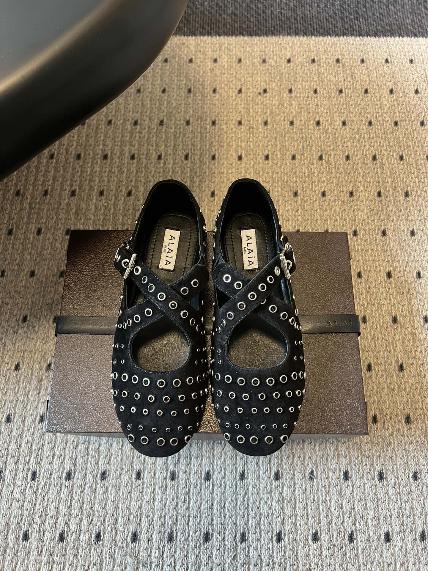 NO:725259,ALA* 26ss early spring new flat-soled round hollow cross-strap Mary Jane shoes. The upper adopts a hollow design to form a dense circular hole texture, which is both decorative and breathable. It is ALAA's most recognizable design element. The arrangement and size of the hollow holes are precisely designed and the edges are delicately processed, reflecting ALAA's exquisite level of leather craftsmanship. At the same time, the shoe body lines are simple and smooth, contrasting with the hollow details.  The overall fusion of French retro and modern simplicity, with hollow elements adding a sense of sophistication, Mary Jane shoes have a sweet and elegant temperament, suitable for casual and mature styles. Upper cow suede, lining sheepskin outsole original molded outsole increased by 2cm size 35-41 (customized sizes 40 and 41 are not returnable), ballet shoes, mary jane, sheepskin19860909ALA* 26ss 早春新款平底圆形镂空交叉绑带玛丽珍鞋单鞋 鞋面采用镂空设计,形成密集的圆形孔洞纹理,兼具装饰性与透气性,是ALAA极具辨识度的设计元素.镂空孔洞的排列与大小经过精准设计,边缘处理细腻,体现ALAA在皮革工艺上的精湛水准,同时鞋身线条简约流畅,与镂空细节形成对比. 整体融合法式复古与现代简约,镂空元素增添精致感,玛丽珍鞋型自带甜美优雅气质,适配休闲与轻熟风穿搭. 鞋面牛反绒 内里羊皮 大底原版开模大底 增高2cm size35-41码（40、41码定制不退换）,芭蕾舞鞋,mary jane,sheepskin,Women's Shoes