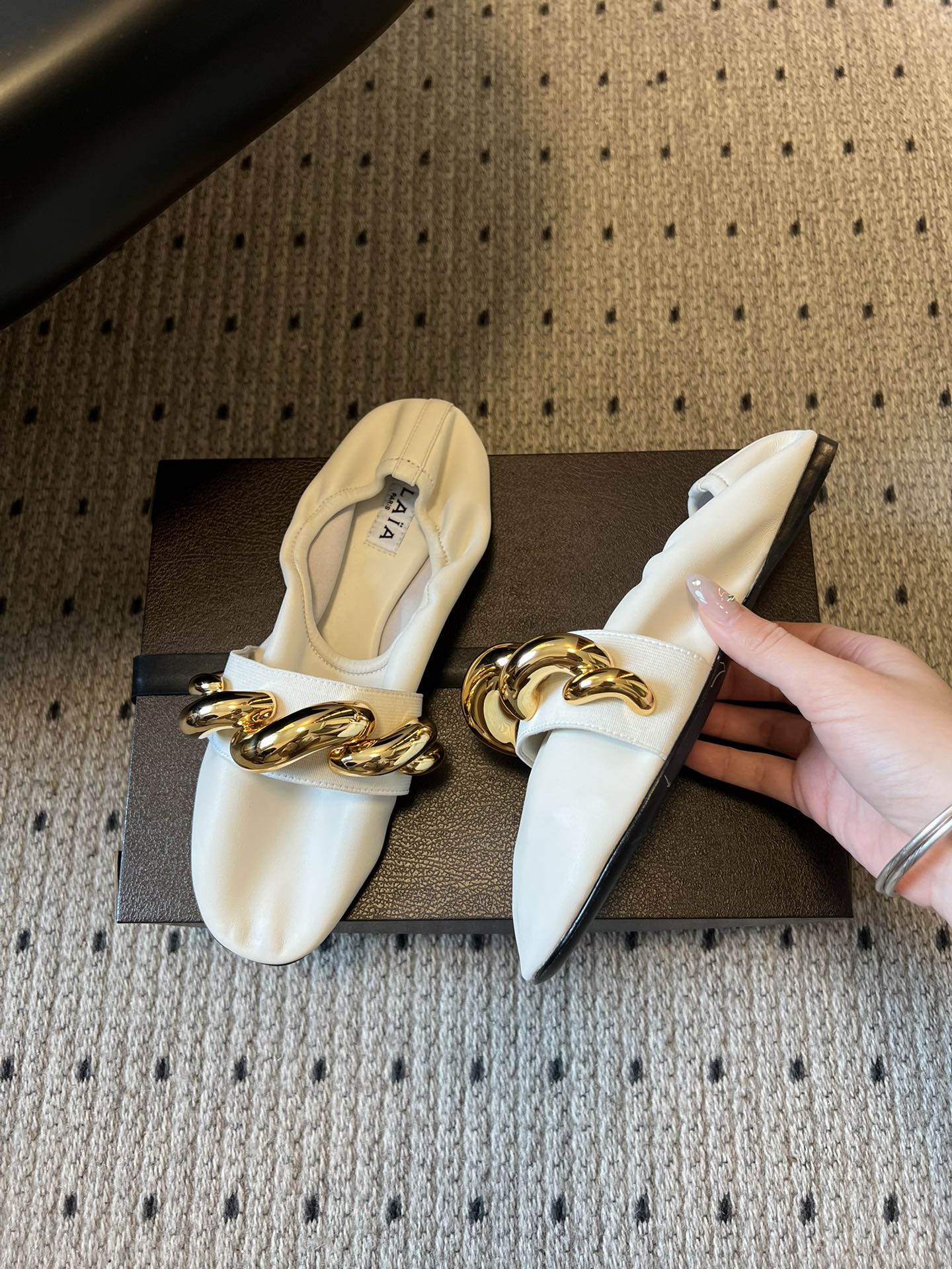 ALAÏ* 26ss 早春新款链条装饰平底鞋单鞋鞋面采用柔软的小羊皮，触感细腻且富有弹性，鞋身自然褶皱的