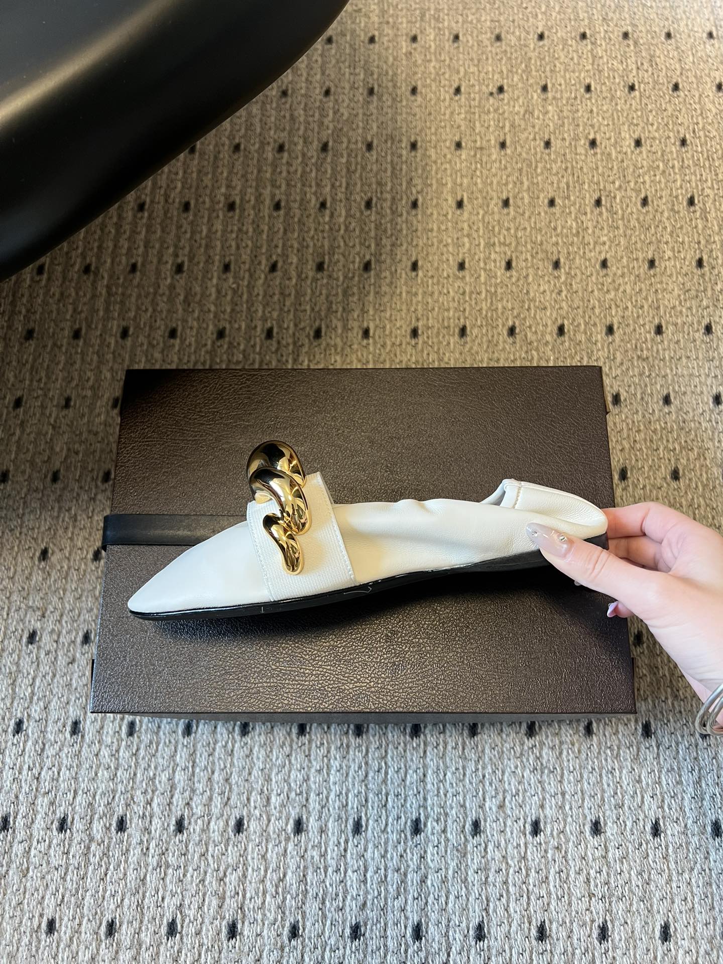 ALAÏ* 26ss 早春新款链条装饰平底鞋单鞋鞋面采用柔软的小羊皮，触感细腻且富有弹性，鞋身自然褶皱的