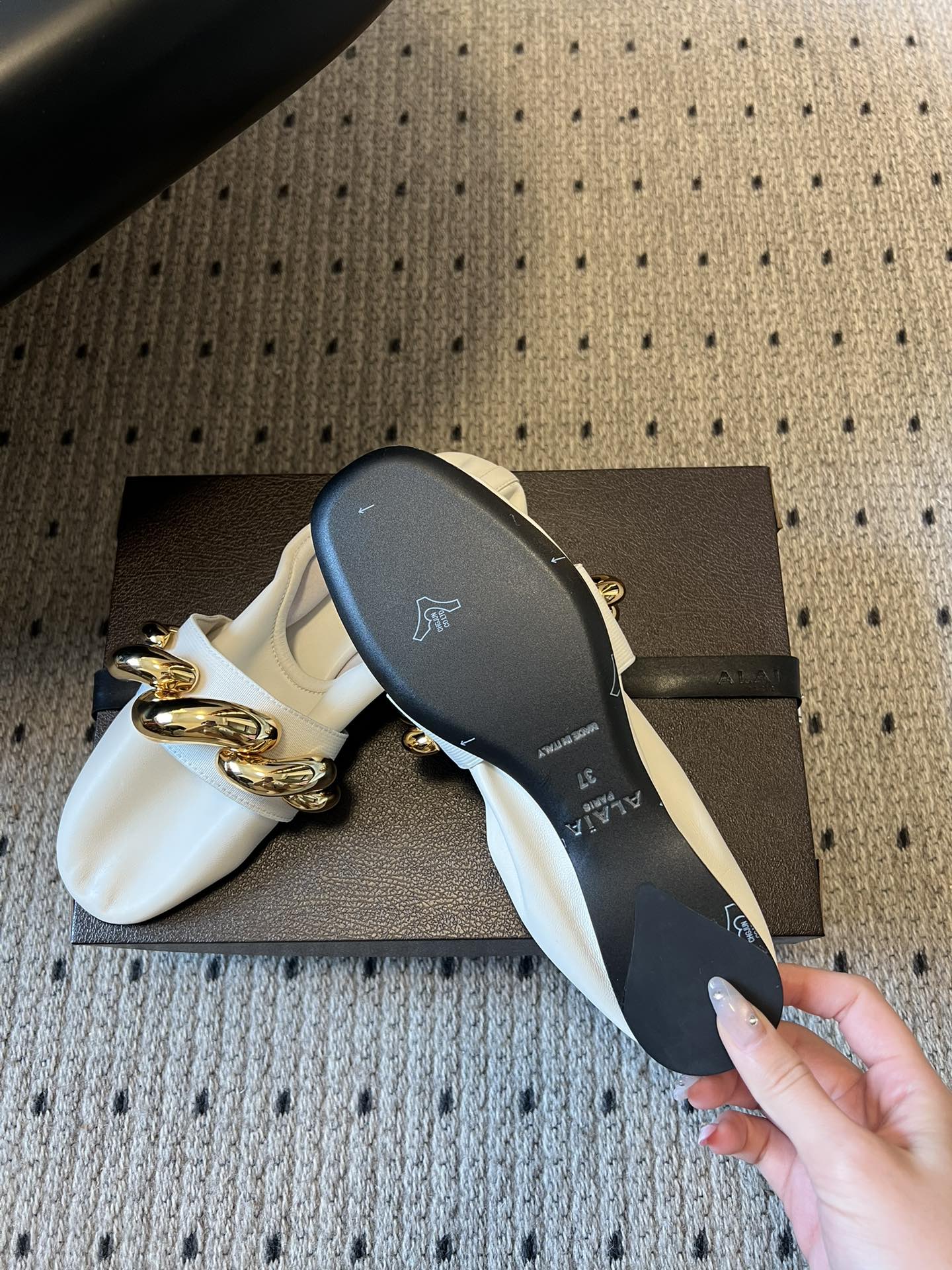 ALAÏ* 26ss 早春新款链条装饰平底鞋单鞋鞋面采用柔软的小羊皮，触感细腻且富有弹性，鞋身自然褶皱的