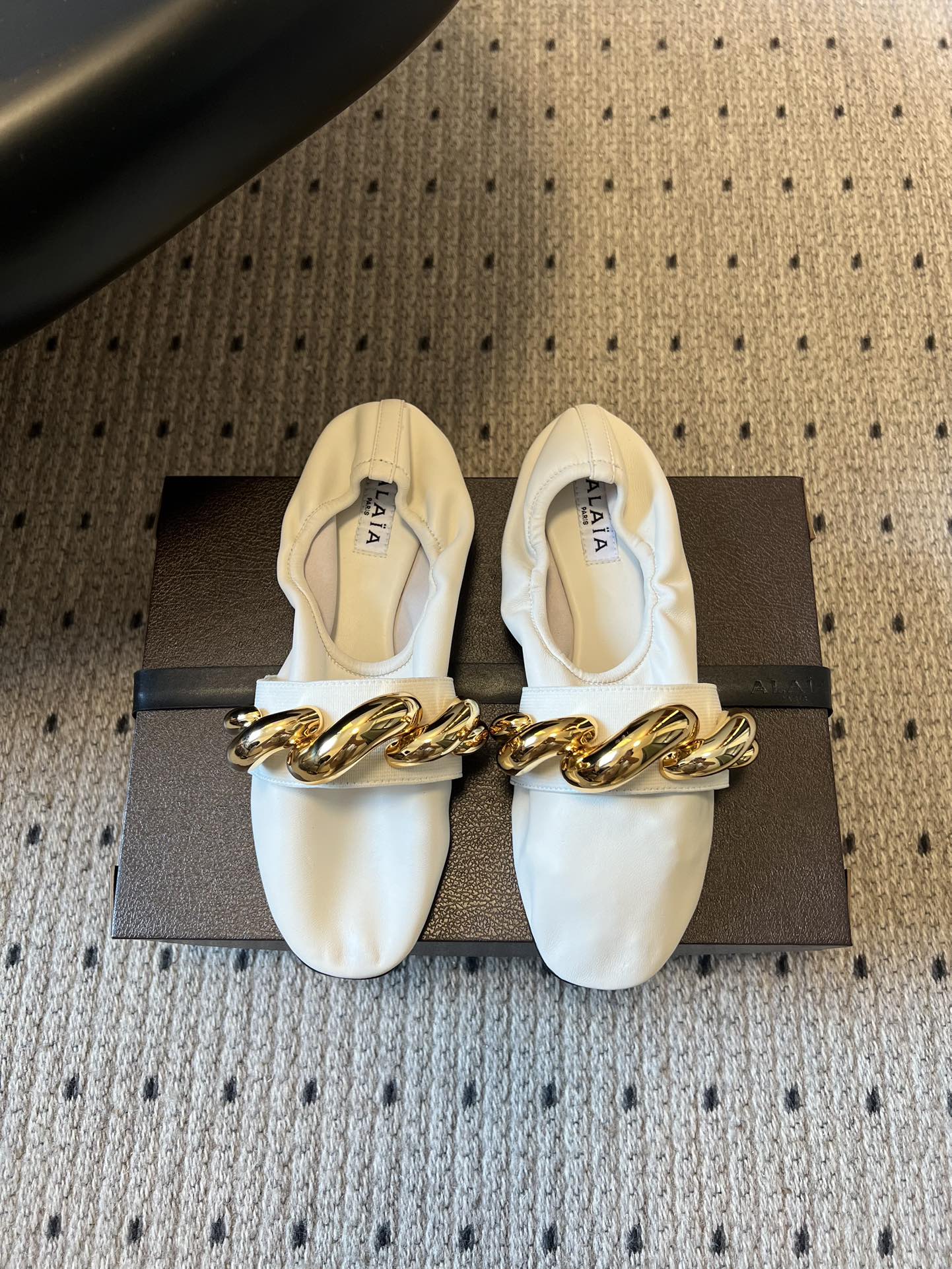 ALAÏ* 26ss 早春新款链条装饰平底鞋单鞋鞋面采用柔软的小羊皮，触感细腻且富有弹性，鞋身自然褶皱的