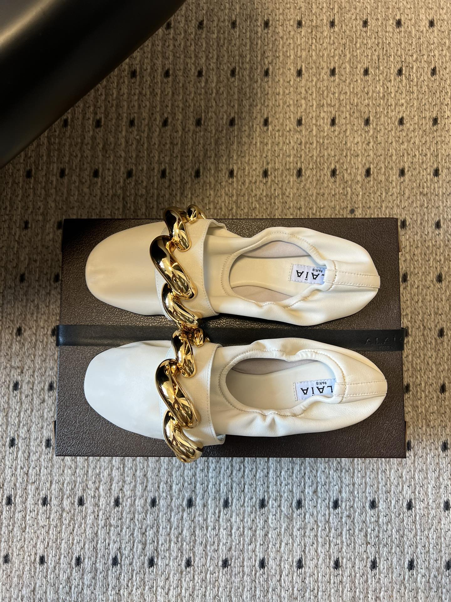 ALAÏ* 26ss 早春新款链条装饰平底鞋单鞋鞋面采用柔软的小羊皮，触感细腻且富有弹性，鞋身自然褶皱的