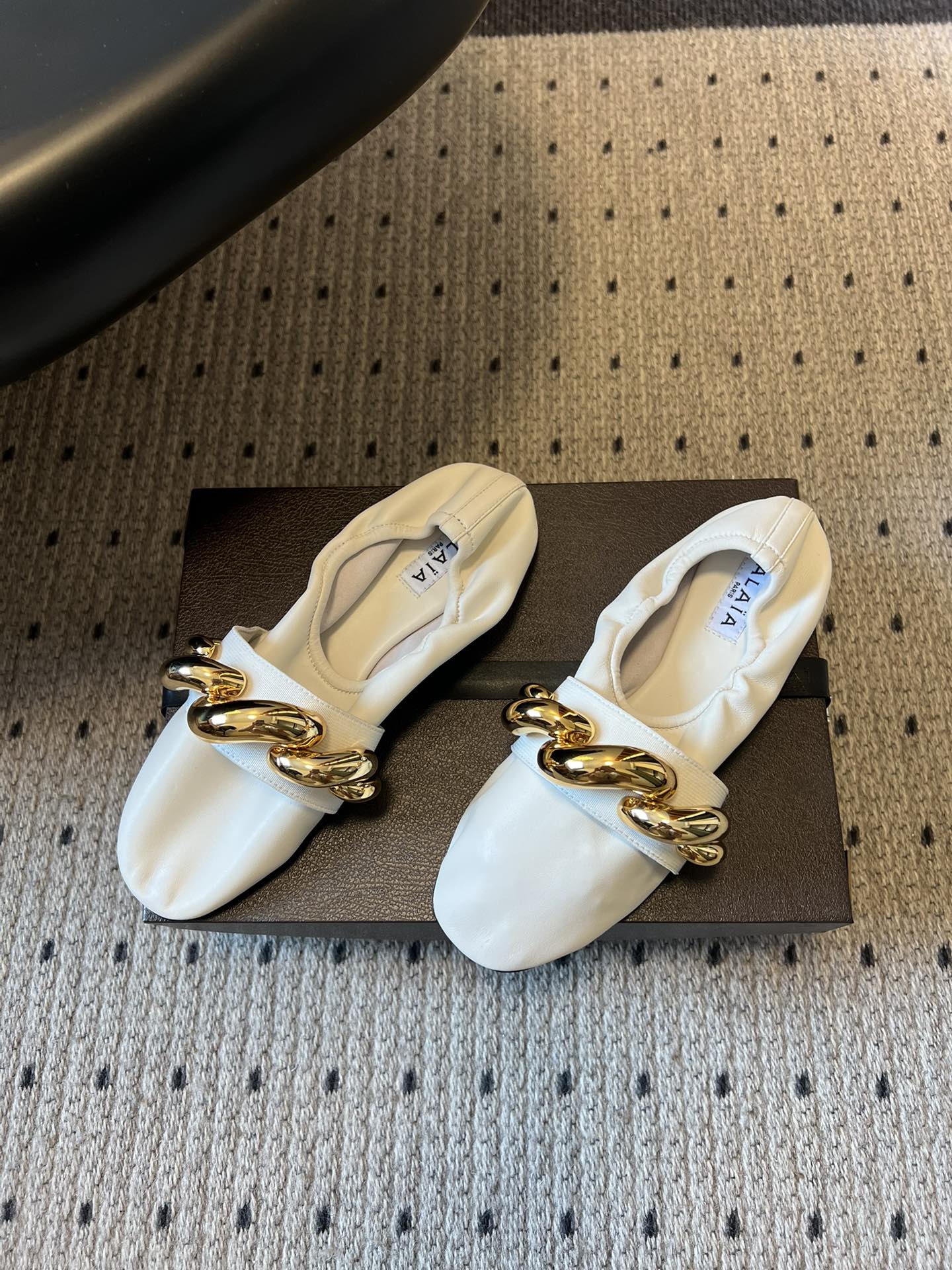 ALAÏ* 26ss 早春新款链条装饰平底鞋单鞋鞋面采用柔软的小羊皮，触感细腻且富有弹性，鞋身自然褶皱的