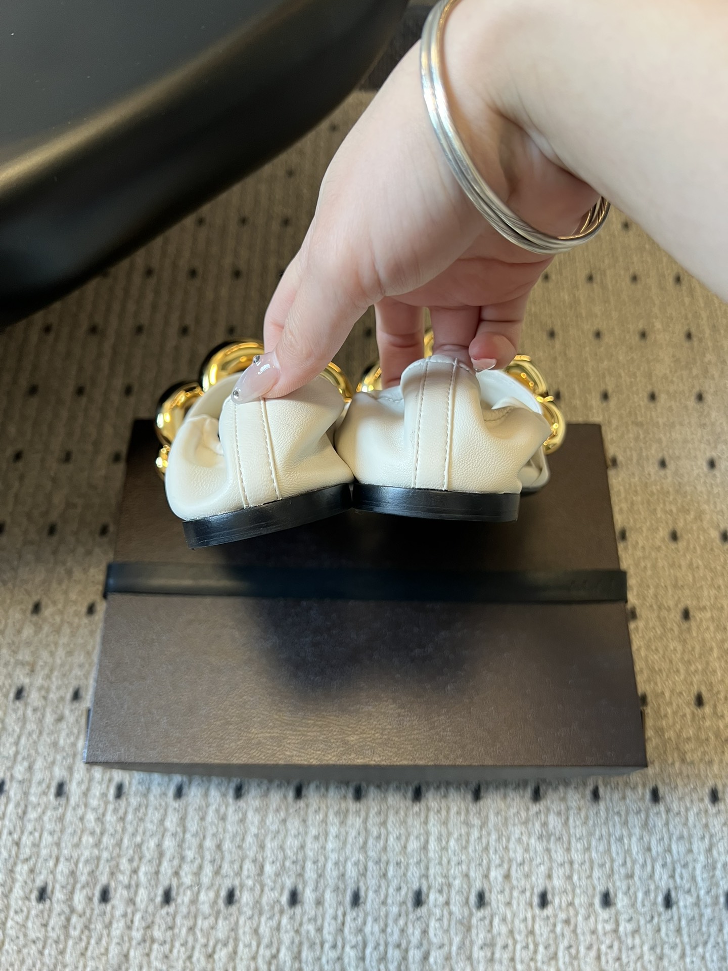 ALAÏ* 26ss 早春新款链条装饰平底鞋单鞋鞋面采用柔软的小羊皮，触感细腻且富有弹性，鞋身自然褶皱的