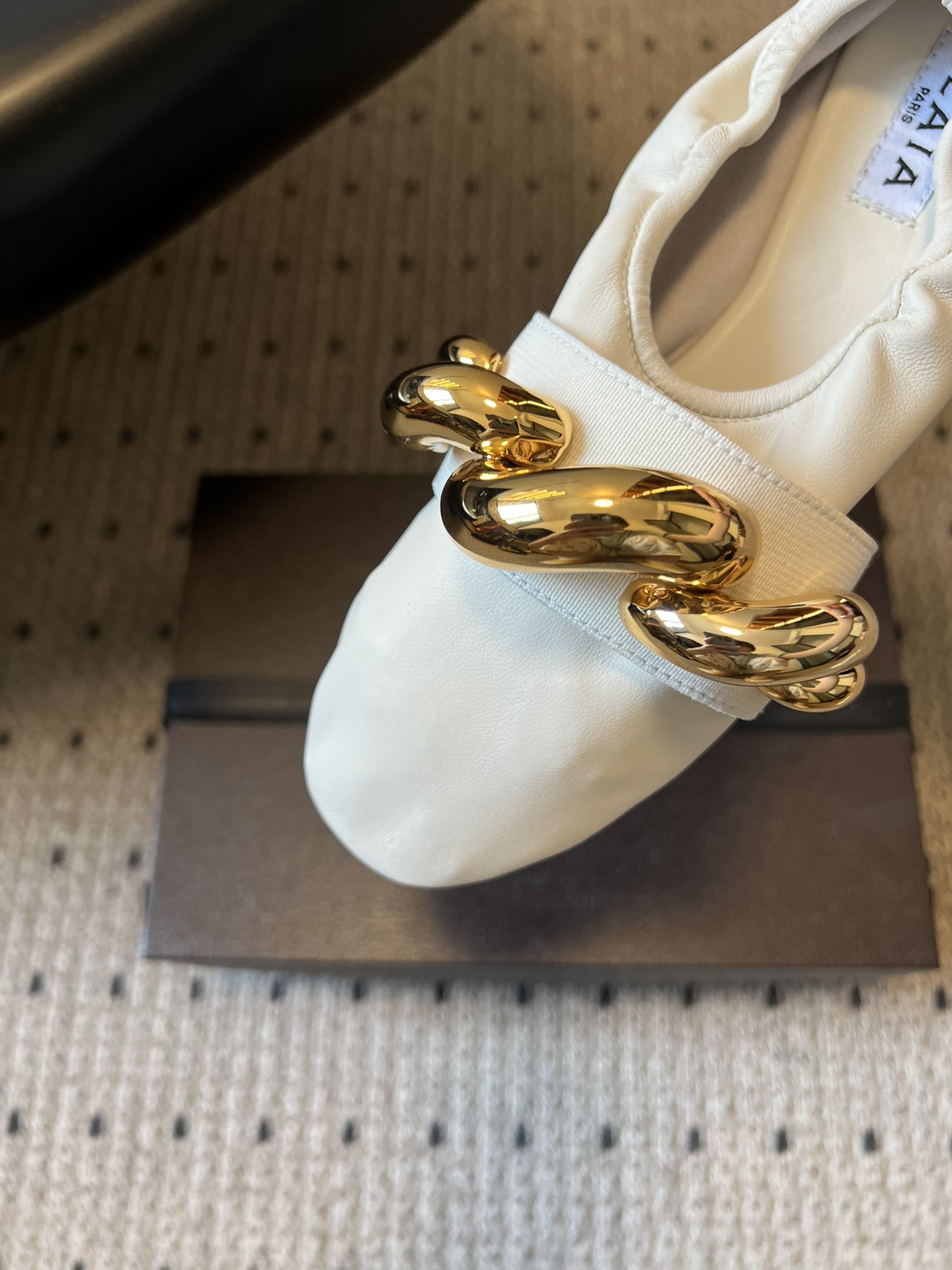 ALAÏ* 26ss 早春新款链条装饰平底鞋单鞋鞋面采用柔软的小羊皮，触感细腻且富有弹性，鞋身自然褶皱的