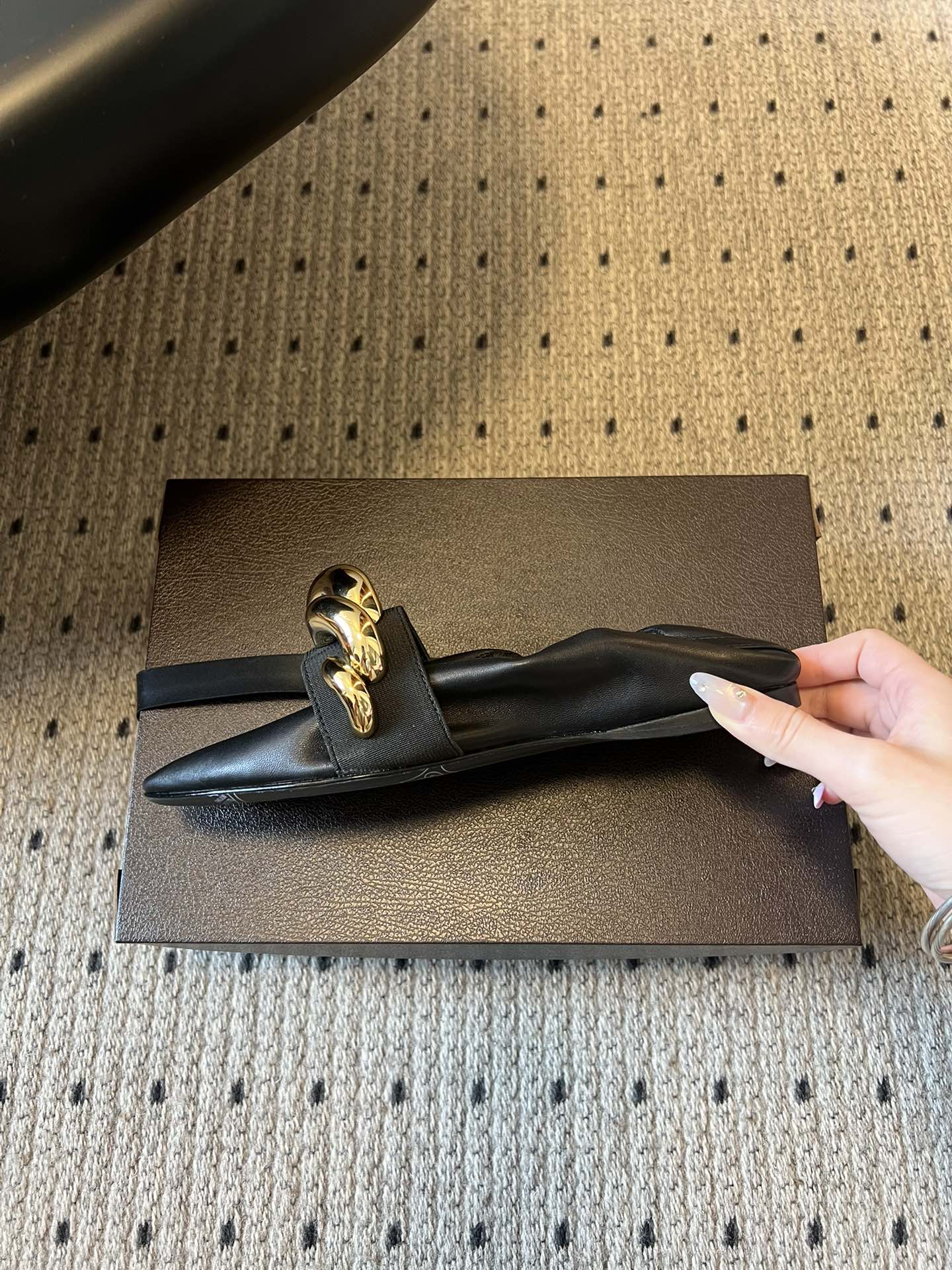 ALAÏ* 26ss 早春新款链条装饰平底鞋单鞋鞋面采用柔软的小羊皮，触感细腻且富有弹性，鞋身自然褶皱的