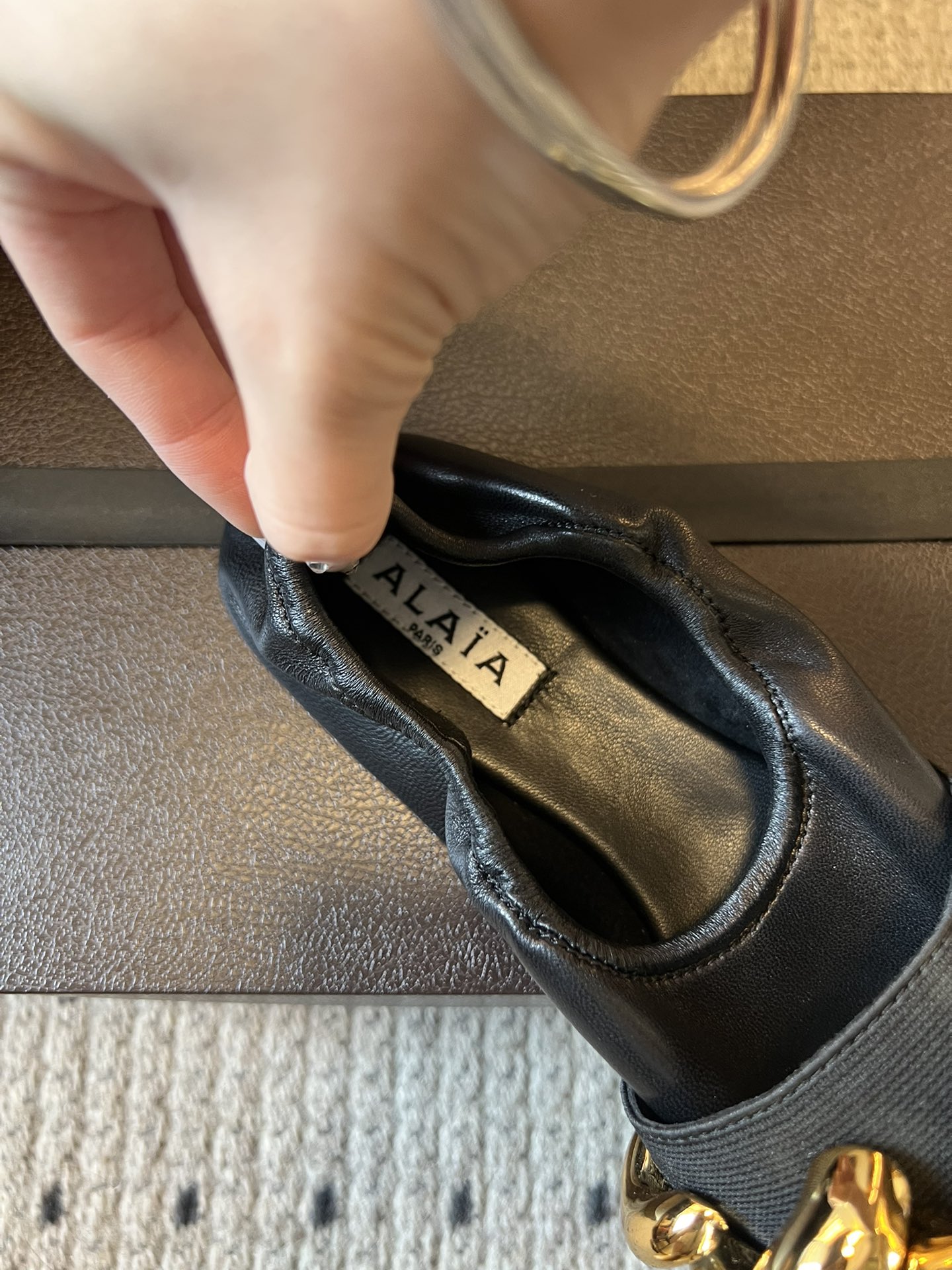 ALAÏ* 26ss 早春新款链条装饰平底鞋单鞋鞋面采用柔软的小羊皮，触感细腻且富有弹性，鞋身自然褶皱的