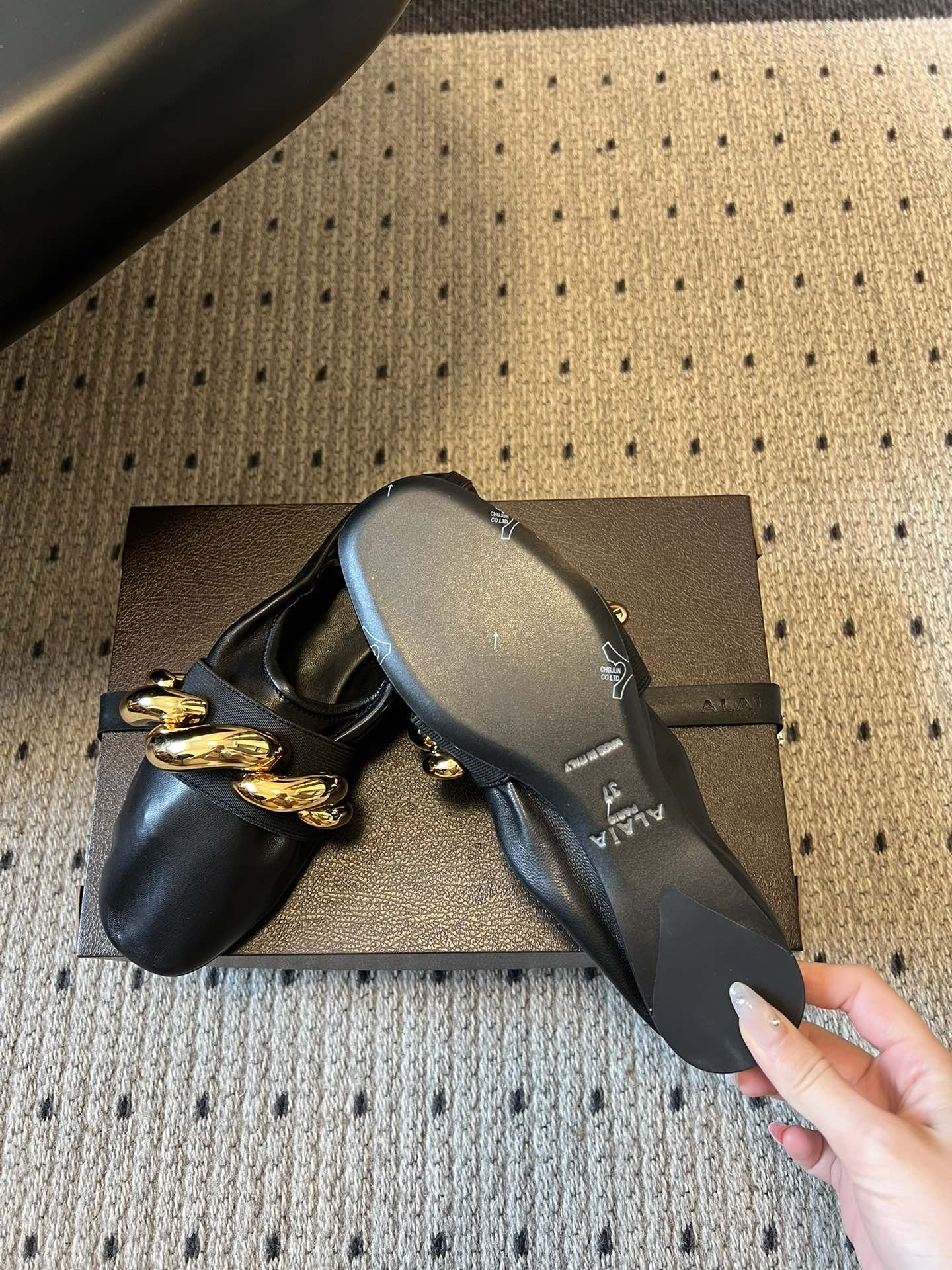 ALAÏ* 26ss 早春新款链条装饰平底鞋单鞋鞋面采用柔软的小羊皮，触感细腻且富有弹性，鞋身自然褶皱的