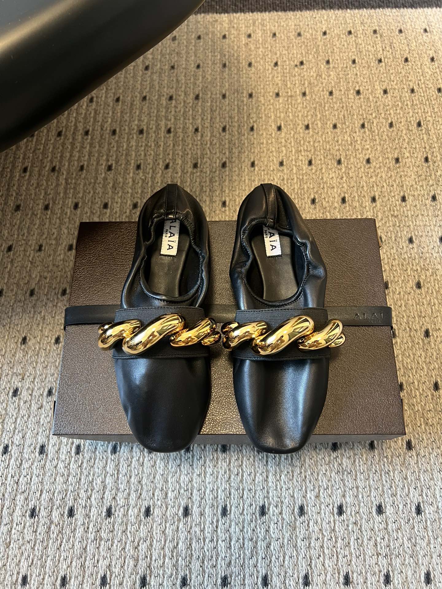 NO:725264,ALA* 26ss early spring new chain-embellished flat shoes. The upper is made of soft lambskin, which is delicate and elastic to the touch. The natural pleated design of the shoe body brings a lazy and casual temperament; the metal chain is made of thick golden brass, and the surface is polished to give it a strong luster, which is in sharp contrast to the soft leather.  The double-layer interlaced metal chain on the upper is the brand's iconic element, both recognizable and decorative; the lace-less slip-on design is easy to put on and take off, and the cut to fit the foot ensures stability when walking. Sheepskin upper, sheepskin lining, genuine leather outsole, increased by 1cm, size 35-41 (customized sizes 40 and 41 are not returnable), ballet shoes, flats, sheepskin, Leather soles19860909ALA* 26ss 早春新款链条装饰平底鞋单鞋 鞋面采用柔软的小羊皮,触感细腻且富有弹性,鞋身自然褶皱的设计自带慵懒随性的气质；金属链条选用厚重的金色黄铜材质,表面经过抛光处理,光泽感强烈,与柔软皮革形成鲜明对比. 鞋面上的双层交错金属链条是品牌标志性元素,兼具辨识度与装饰性；无鞋带的套脚设计穿脱便捷,贴合脚面的剪裁保证了行走时的稳定性. 鞋面羊皮 内里羊皮 大底真皮大底 增高1cm size35-41码（40、41码定制不退换）,芭蕾舞鞋,flats,sheepskin,Leather soles,Women's Shoes