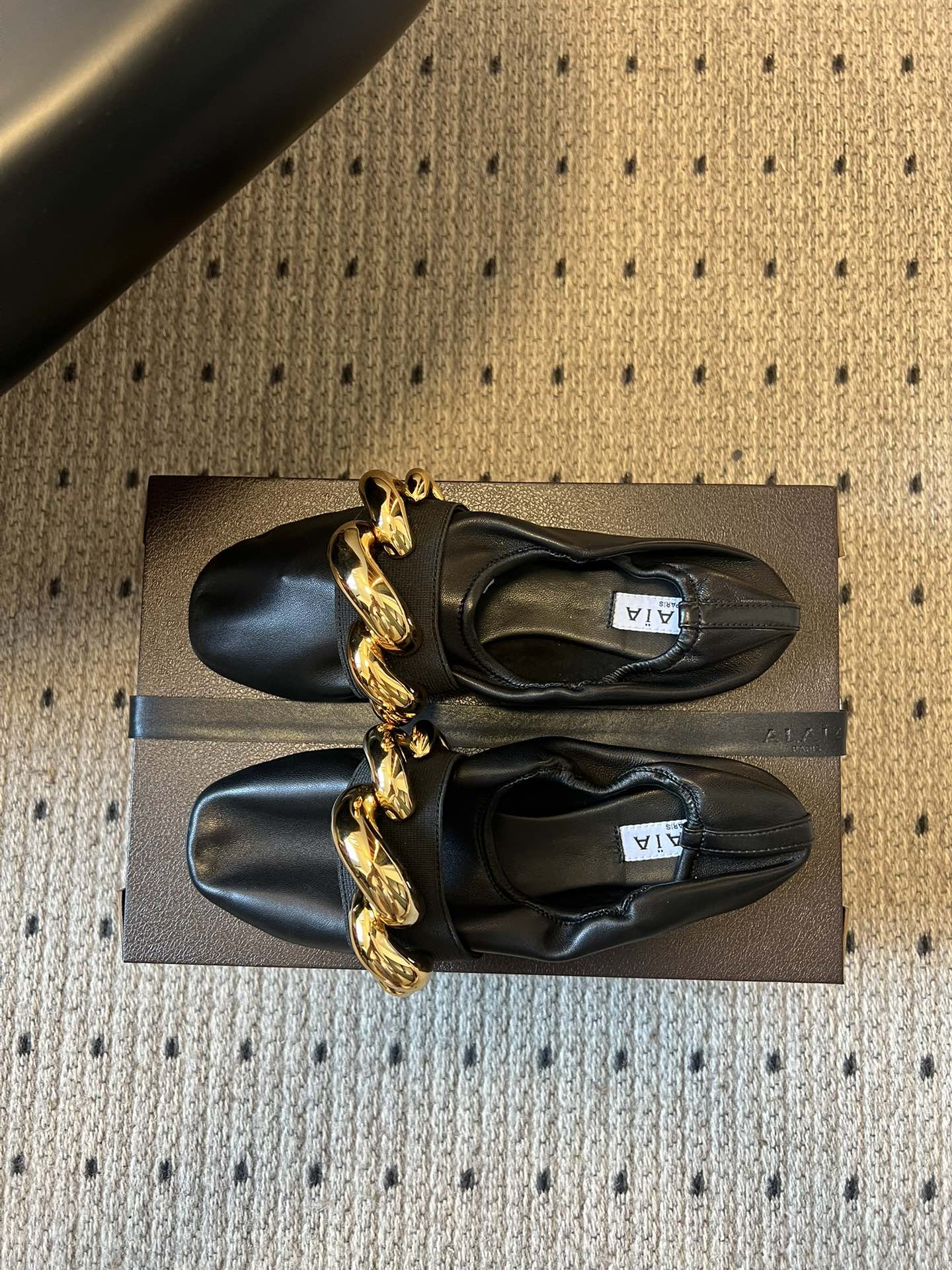 ALAÏ* 26ss 早春新款链条装饰平底鞋单鞋鞋面采用柔软的小羊皮，触感细腻且富有弹性，鞋身自然褶皱的