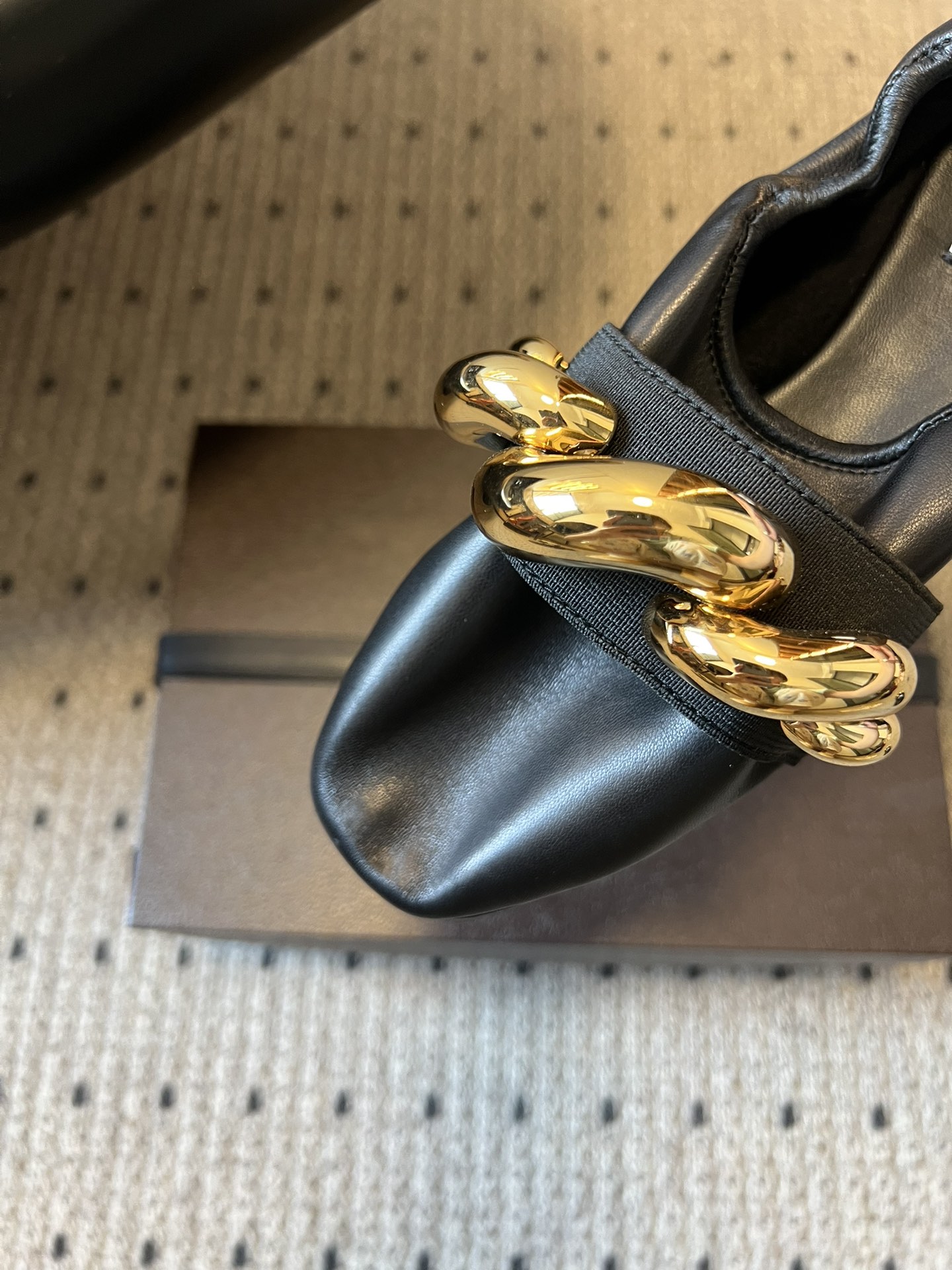 ALAÏ* 26ss 早春新款链条装饰平底鞋单鞋鞋面采用柔软的小羊皮，触感细腻且富有弹性，鞋身自然褶皱的