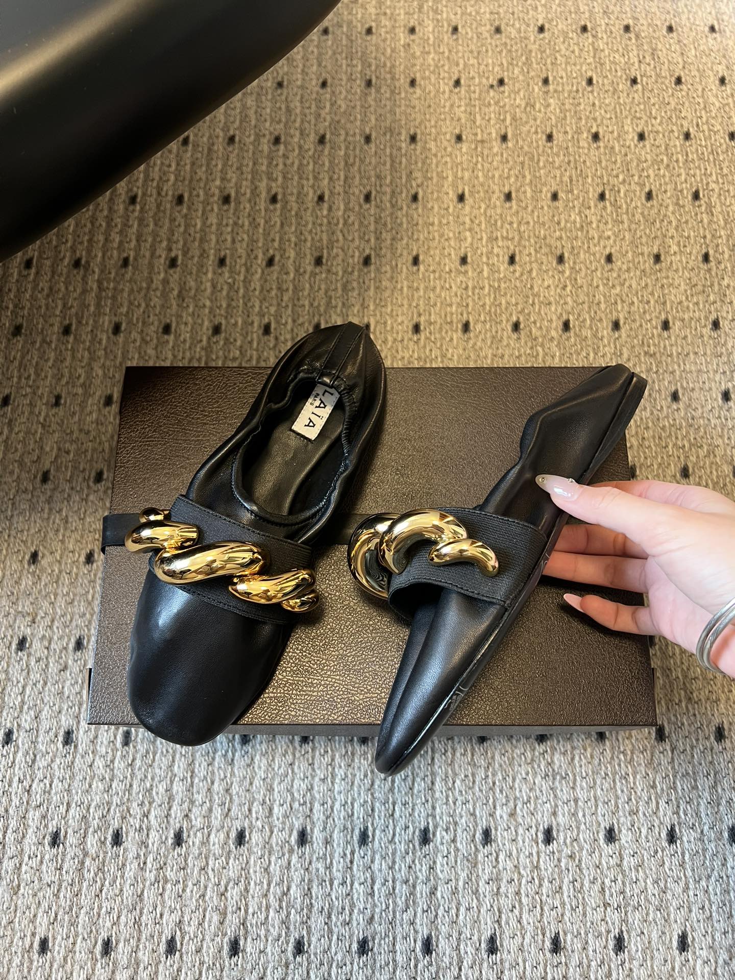 ALAÏ* 26ss 早春新款链条装饰平底鞋单鞋鞋面采用柔软的小羊皮，触感细腻且富有弹性，鞋身自然褶皱的