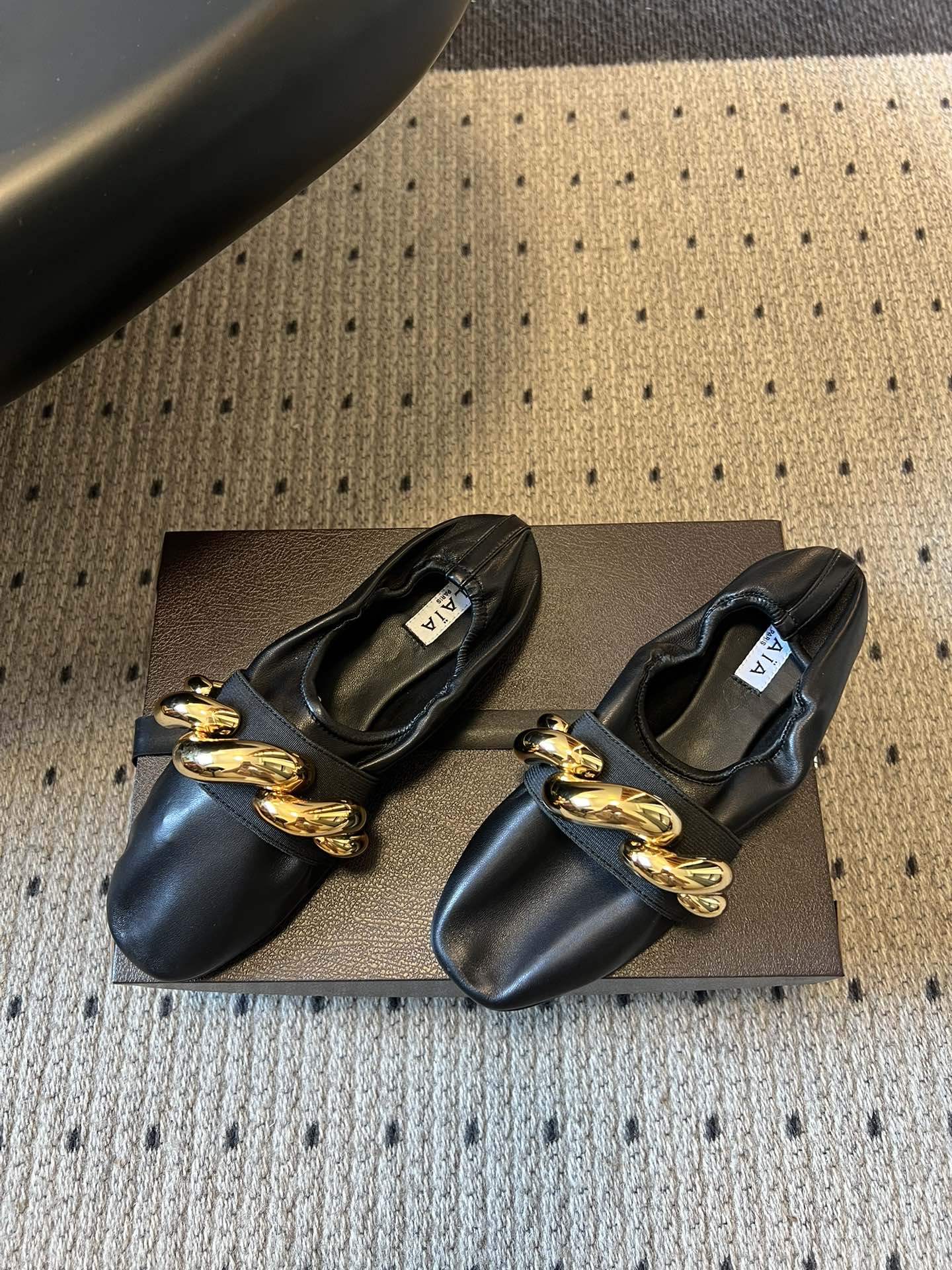 ALAÏ* 26ss 早春新款链条装饰平底鞋单鞋鞋面采用柔软的小羊皮，触感细腻且富有弹性，鞋身自然褶皱的