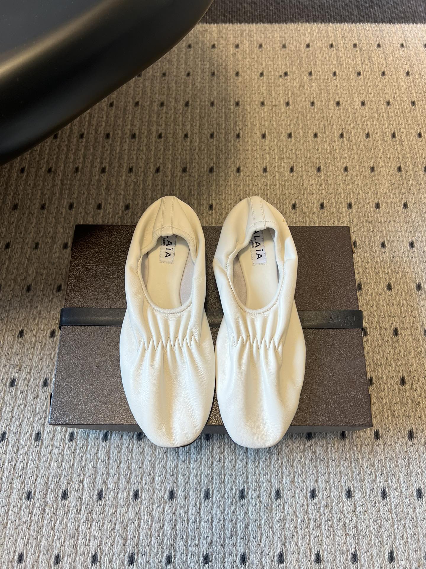 NO:747717,ALA* 26ss early spring new elastic pleated flat shoes. The upper is made of top-grade lambskin, which feels as soft and delicate as clouds. It has natural pleated texture. It will gradually fit the shape of the foot as you wear it, making it more comfortable as you wear it.  The toe adopts a slightly pointed oval cut, which visually modifies the foot shape without appearing bloated; the elastic pleat design of the shoe mouth is both elastic and wrapping, which can fit the ankle and adapt to different foot shapes; there is no unnecessary decoration on the whole, only the brand logo is used as the logo, showing minimalist luxury. Sheepskin upper, sheepskin lining, leather outsole, 1cm higher  Size 35-41 (customized sizes 40 and 41 are non-refundable), single shoes, flats, sheepskin, Leather soles19860909ALA* 26ss 早春新款松紧褶皱平底鞋单鞋 鞋面采用顶级小羊皮,触感如云朵般柔软细腻,自带自然的褶皱肌理,随着穿着会逐渐贴合脚型,越穿越贴合舒适. 鞋头采用微尖的椭圆剪裁,视觉上修饰脚型且不显臃肿；鞋口的松紧褶皱设计兼具弹性与包裹感,既能贴合脚踝,又能适应不同脚型；整体无多余装饰,仅以品牌 Logo 作为标识,尽显极简奢华. 鞋面羊皮 内里羊皮 大底真皮大底 增高1cm size35-41码（40、41码定制不退换）,单鞋,flats,sheepskin,Leather soles,Women's Shoes