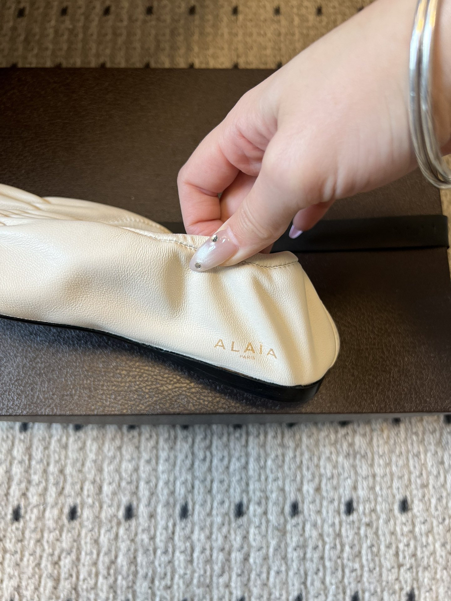 ALAÏ* 26ss 早春新款松紧褶皱平底鞋单鞋鞋面采用顶级小羊皮，触感如云朵般柔软细腻，自带自然的褶皱