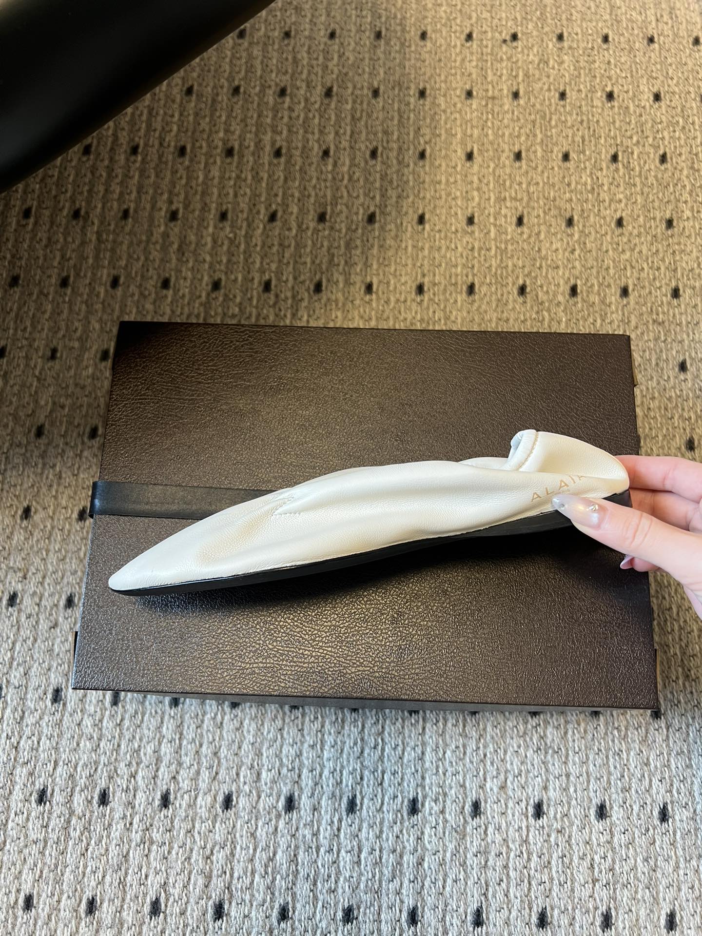 ALAÏ* 26ss 早春新款松紧褶皱平底鞋单鞋鞋面采用顶级小羊皮，触感如云朵般柔软细腻，自带自然的褶皱