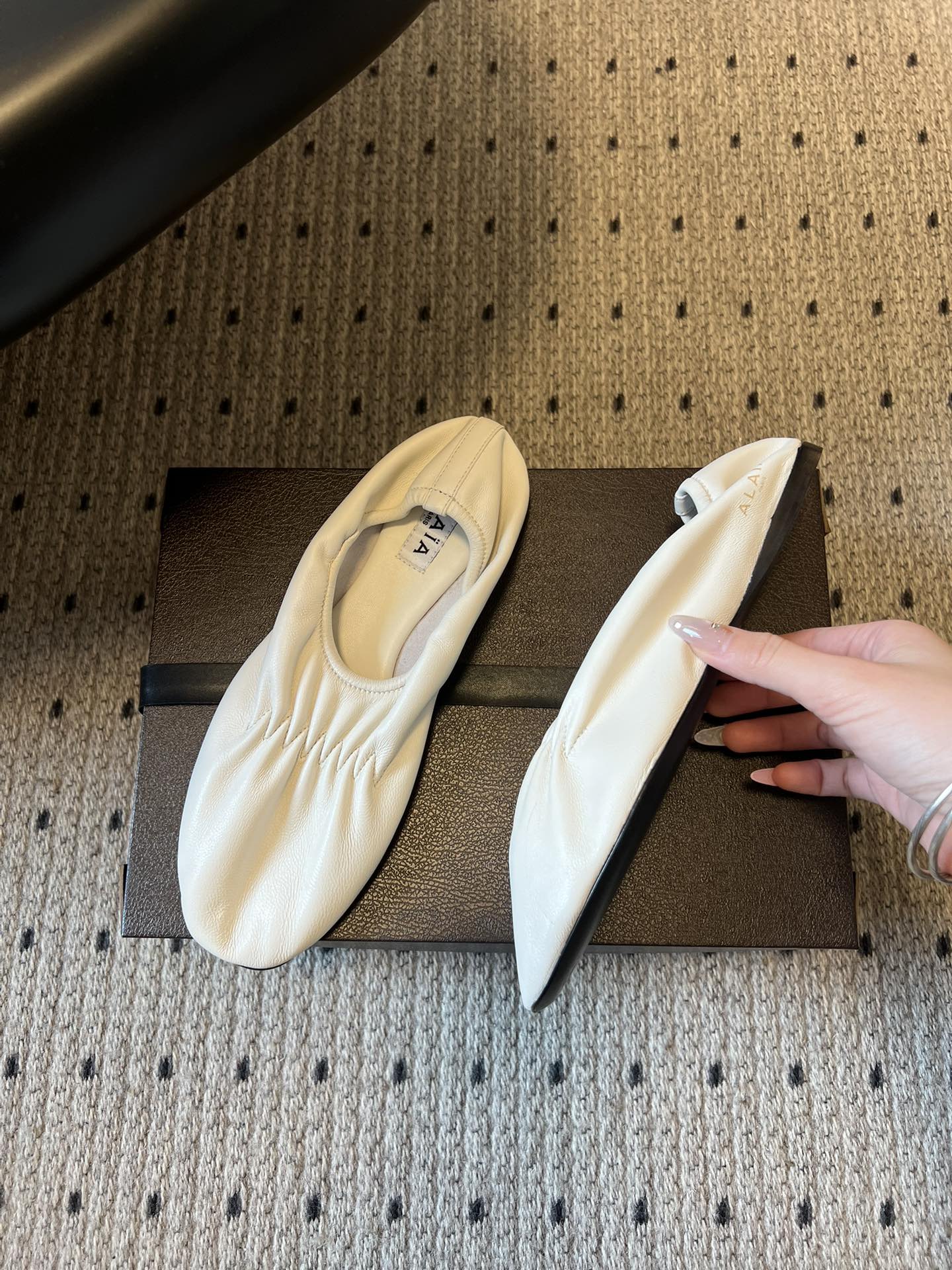 ALAÏ* 26ss 早春新款松紧褶皱平底鞋单鞋鞋面采用顶级小羊皮，触感如云朵般柔软细腻，自带自然的褶皱