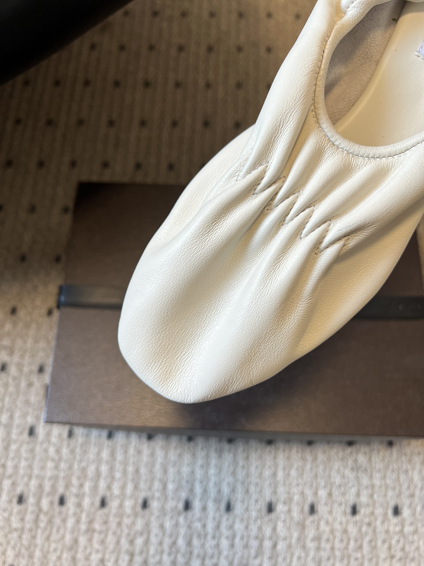 ALAÏ* 26ss 早春新款松紧褶皱平底鞋单鞋鞋面采用顶级小羊皮，触感如云朵般柔软细腻，自带自然的褶皱