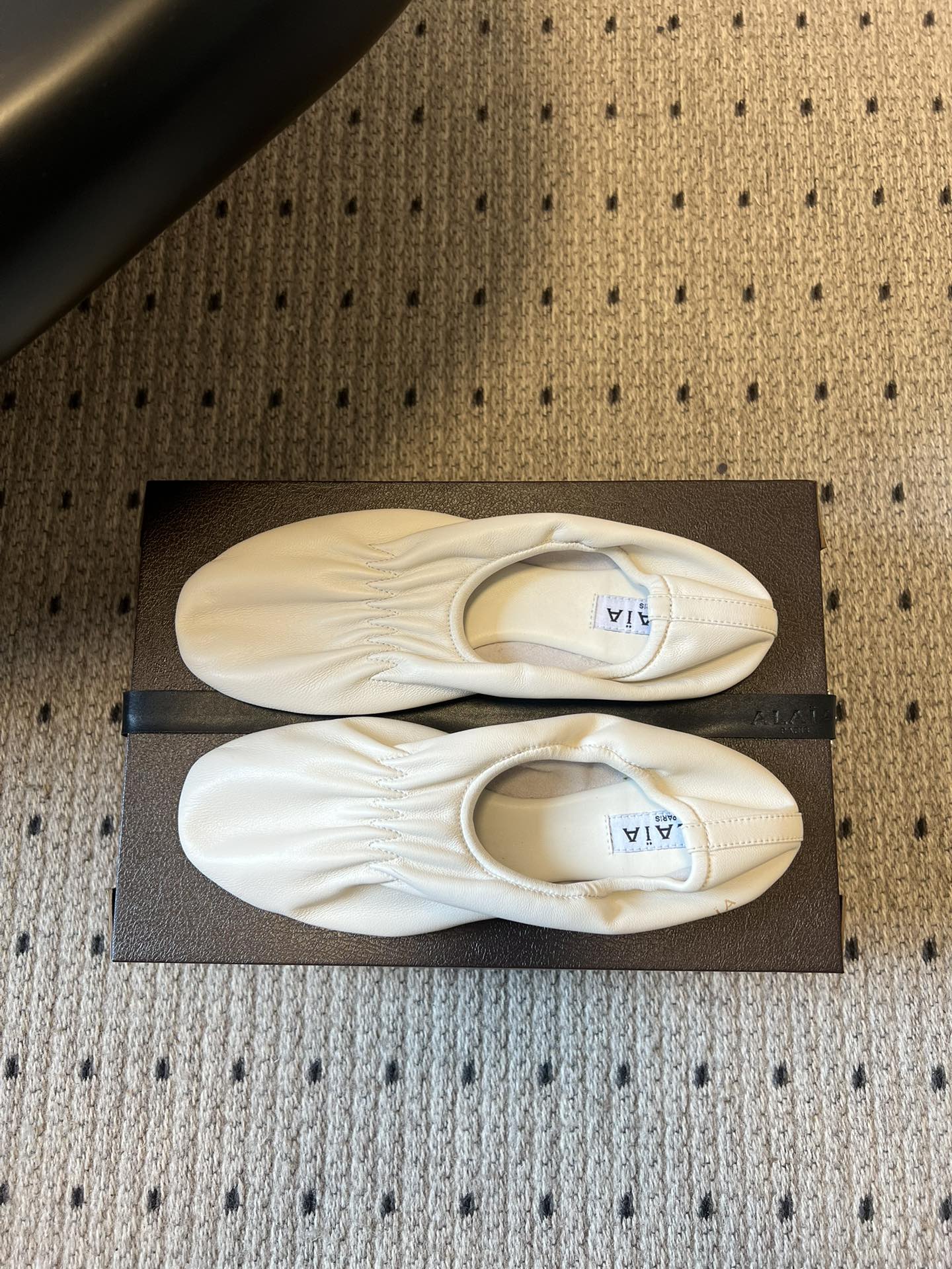 ALAÏ* 26ss 早春新款松紧褶皱平底鞋单鞋鞋面采用顶级小羊皮，触感如云朵般柔软细腻，自带自然的褶皱