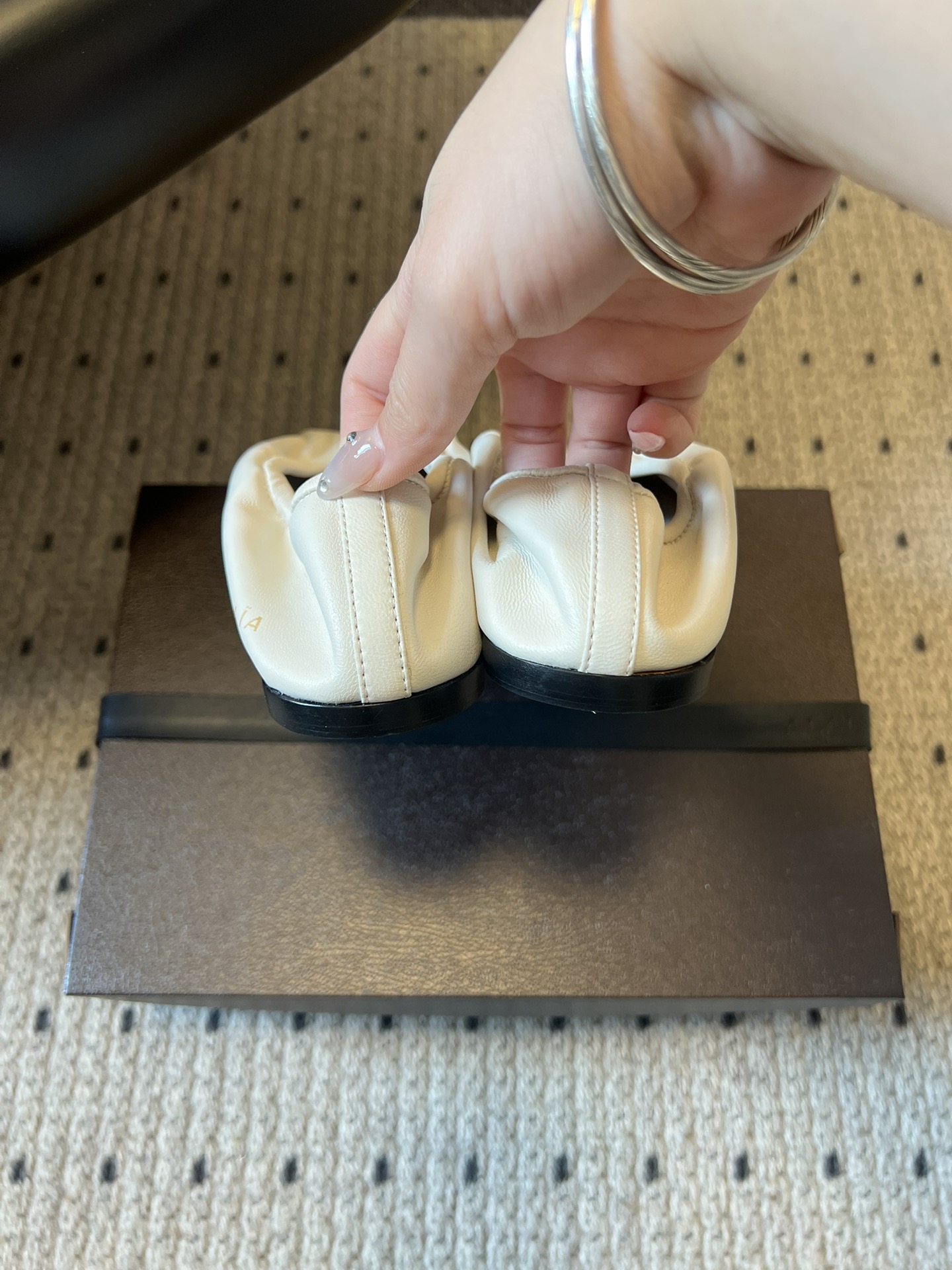 ALAÏ* 26ss 早春新款松紧褶皱平底鞋单鞋鞋面采用顶级小羊皮，触感如云朵般柔软细腻，自带自然的褶皱