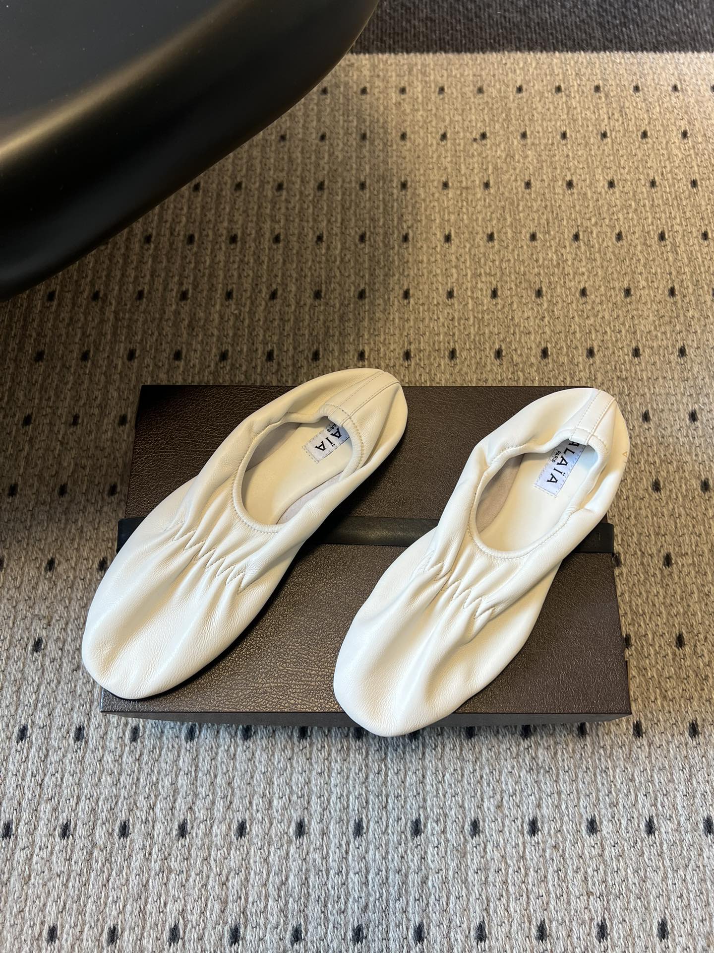 ALAÏ* 26ss 早春新款松紧褶皱平底鞋单鞋鞋面采用顶级小羊皮，触感如云朵般柔软细腻，自带自然的褶皱