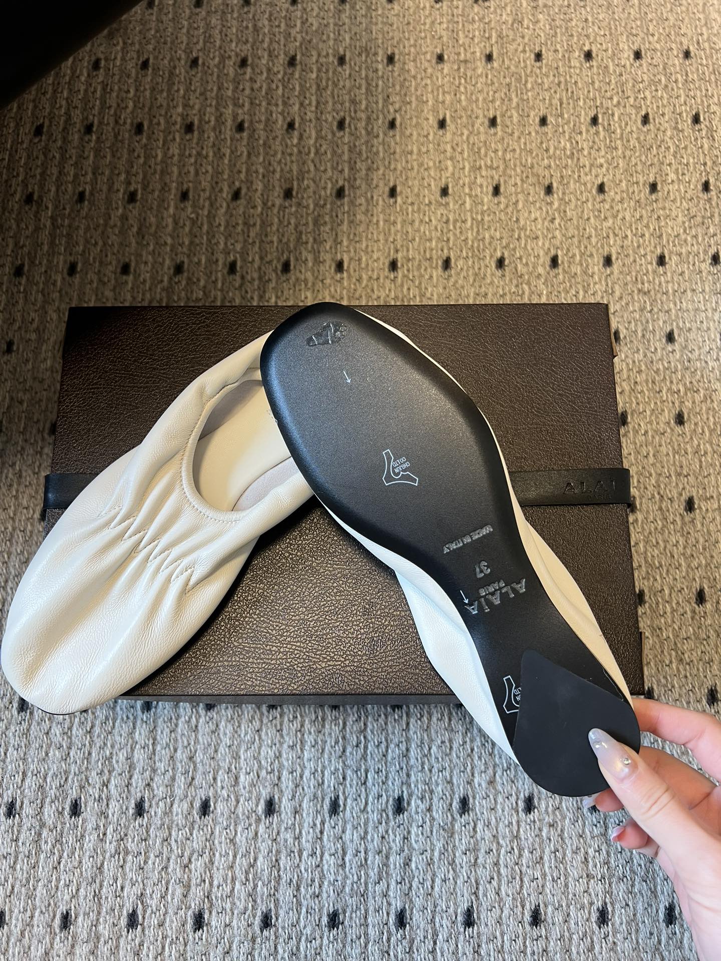 ALAÏ* 26ss 早春新款松紧褶皱平底鞋单鞋鞋面采用顶级小羊皮，触感如云朵般柔软细腻，自带自然的褶皱