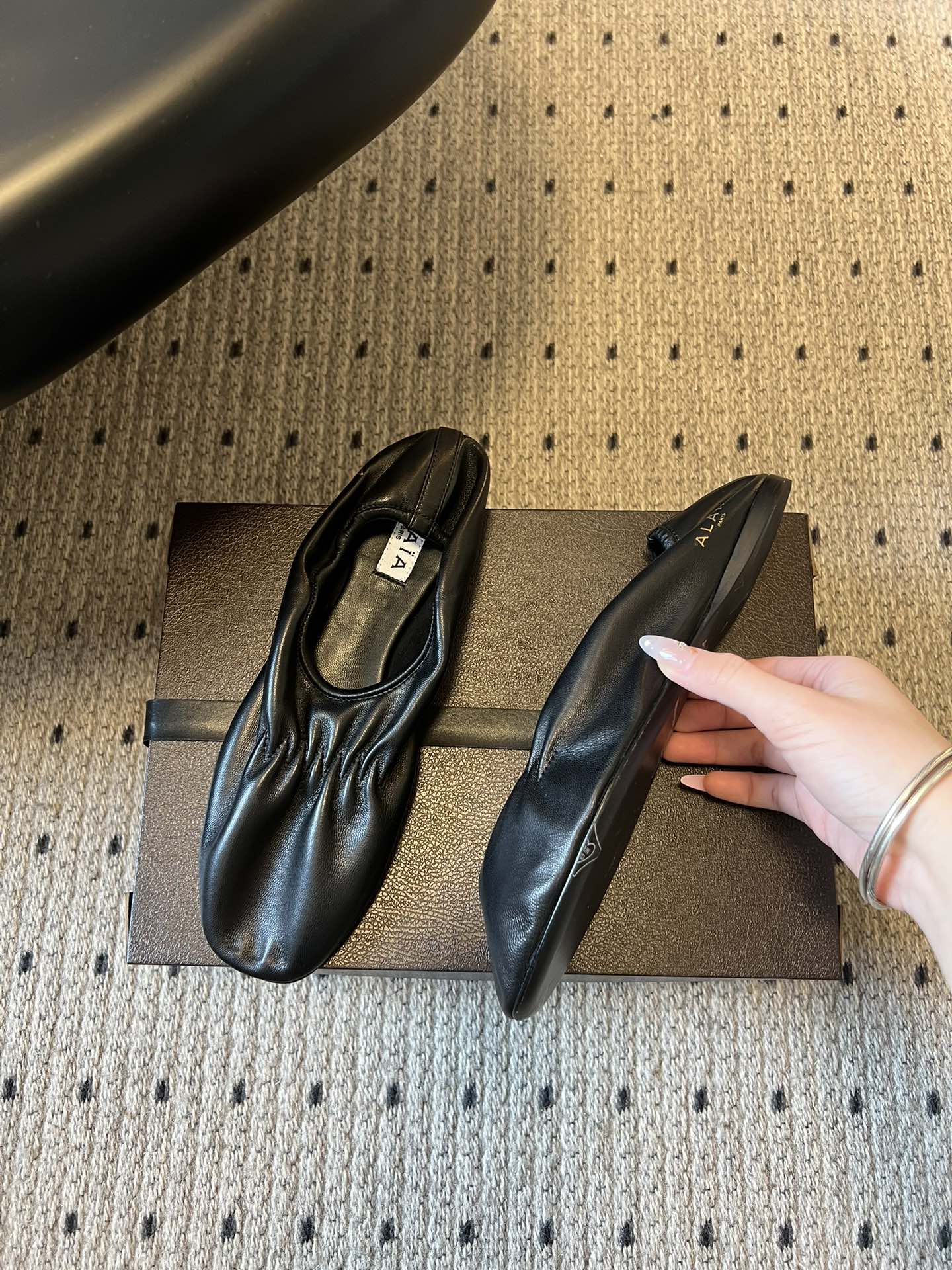 ALAÏ* 26ss 早春新款松紧褶皱平底鞋单鞋鞋面采用顶级小羊皮，触感如云朵般柔软细腻，自带自然的褶皱