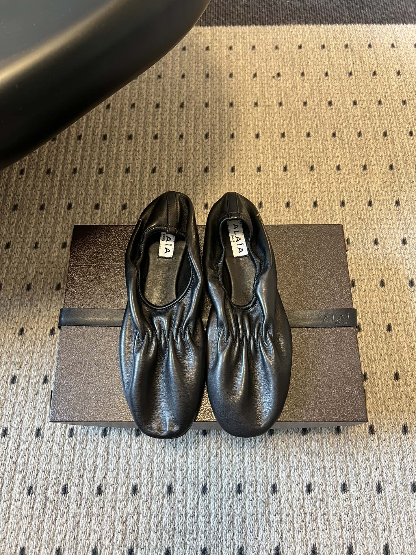 NO:725216,ALA* 26ss early spring new elastic pleated flat shoes. The upper is made of top-grade lambskin, which feels as soft and delicate as clouds. It has natural pleated texture. It will gradually fit the shape of the foot as you wear it, making it more comfortable as you wear it.  The toe adopts a slightly pointed oval cut, which visually modifies the foot shape without appearing bloated; the elastic pleat design of the shoe mouth is both elastic and wrapping, which can fit the ankle and adapt to different foot shapes; there is no unnecessary decoration on the whole, only the brand logo is used as the logo, showing minimalist luxury. Sheepskin upper, sheepskin lining, leather outsole, 1cm higher  size 35-41 (customized sizes 40 and 41 are non-refundable), ballet shoes, flats, sheepskin, Leather soles19860909ALA* 26ss 早春新款松紧褶皱平底鞋单鞋 鞋面采用顶级小羊皮,触感如云朵般柔软细腻,自带自然的褶皱肌理,随着穿着会逐渐贴合脚型,越穿越贴合舒适. 鞋头采用微尖的椭圆剪裁,视觉上修饰脚型且不显臃肿；鞋口的松紧褶皱设计兼具弹性与包裹感,既能贴合脚踝,又能适应不同脚型；整体无多余装饰,仅以品牌 Logo 作为标识,尽显极简奢华. 鞋面羊皮 内里羊皮 大底真皮大底 增高1cm size35-41码（40、41码定制不退换）,芭蕾舞鞋,flats,sheepskin,Leather soles,Women's Shoes